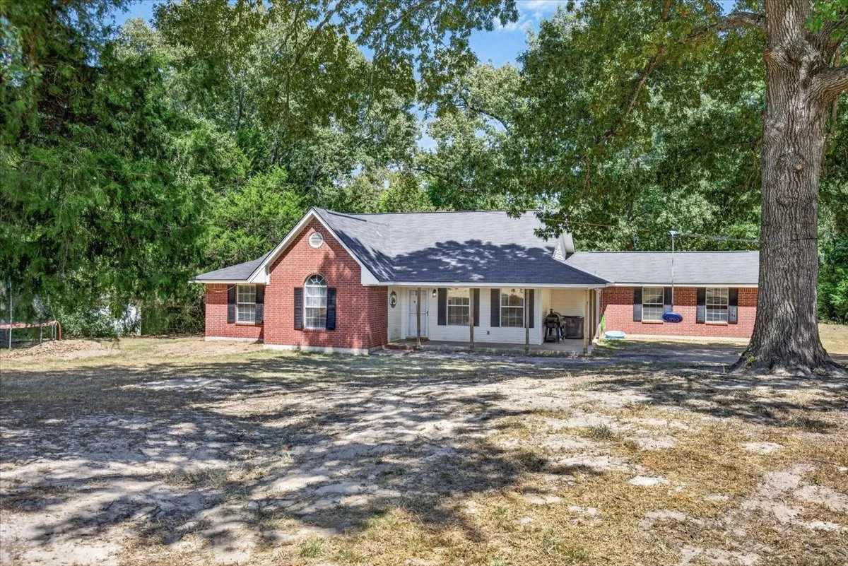 Single Family Residence For Sale in Van Zandt County , 530 Vz County Road 2915, Eustace, Texas 75124, 4 Bedroom, 2 Bathroom, 2 Garage spaces, 2,123 Sqft, built in 2001, mls#21364036, Real Estate Agent in Eustace, Homes For Sale in Van Zandt county, Homes For Sale in Eustace, Realtor in Eustace Texas, Real Estate Brokerage Independent Realty Texas, Luminita Cordes Realtor
