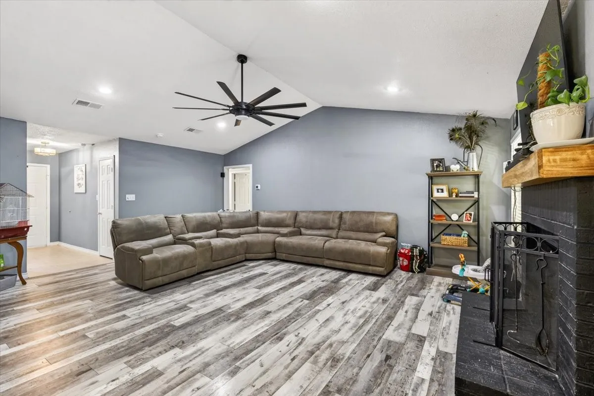 Single Family Residence For Sale in Van Zandt County , 530 Vz County Road 2915, Eustace, Texas 75124, 4 Bedroom, 2 Bathroom, 2 Garage spaces, 2,123 Sqft, built in 2001, mls#21364036, Real Estate Agent in Eustace, Homes For Sale in Van Zandt county, Homes For Sale in Eustace, Realtor in Eustace Texas, Real Estate Brokerage Independent Realty Texas, Luminita Cordes Realtor