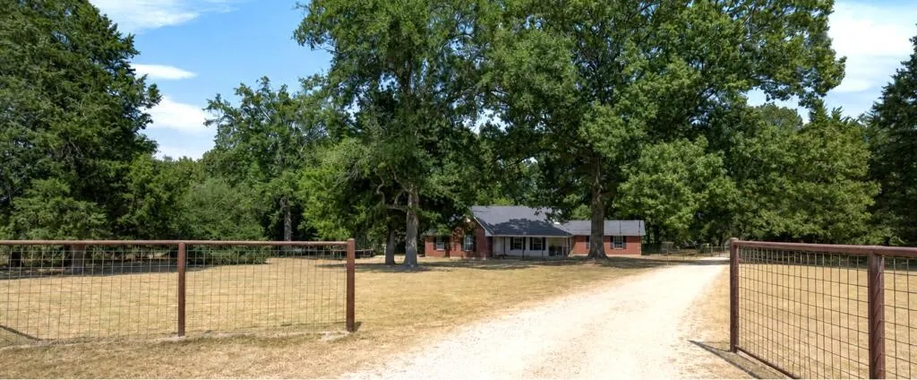 Single Family Residence For Sale in Van Zandt County , 530 Vz County Road 2915, Eustace, Texas 75124, 4 Bedroom, 2 Bathroom, 2 Garage spaces, 2,123 Sqft, built in 2001, mls#21364036, Real Estate Agent in Eustace, Homes For Sale in Van Zandt county, Homes For Sale in Eustace, Realtor in Eustace Texas, Real Estate Brokerage Independent Realty Texas, Luminita Cordes Realtor