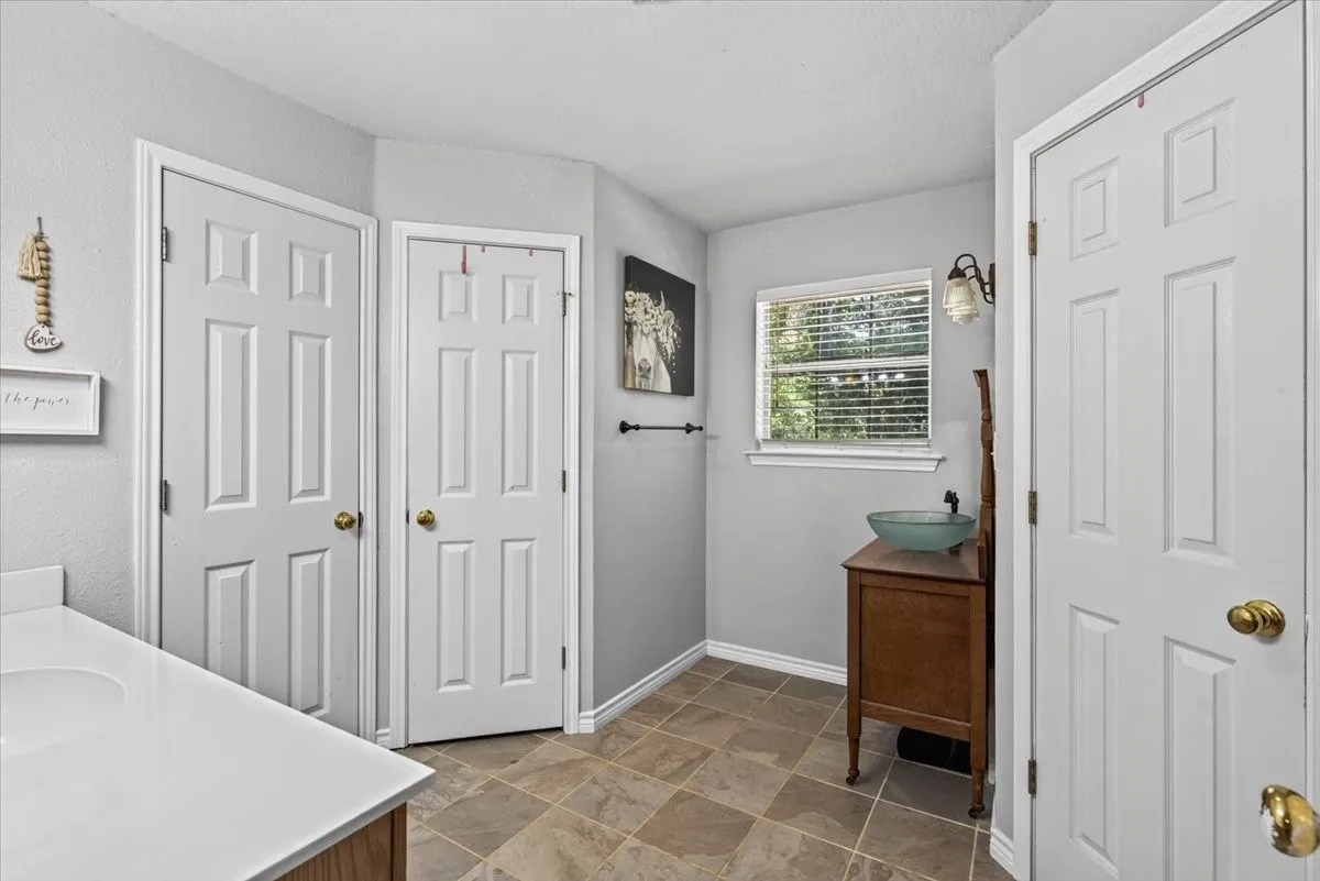 Single Family Residence For Sale in Van Zandt County , 530 Vz County Road 2915, Eustace, Texas 75124, 4 Bedroom, 2 Bathroom, 2 Garage spaces, 2,123 Sqft, built in 2001, mls#21364036, Real Estate Agent in Eustace, Homes For Sale in Van Zandt county, Homes For Sale in Eustace, Realtor in Eustace Texas, Real Estate Brokerage Independent Realty Texas, Luminita Cordes Realtor