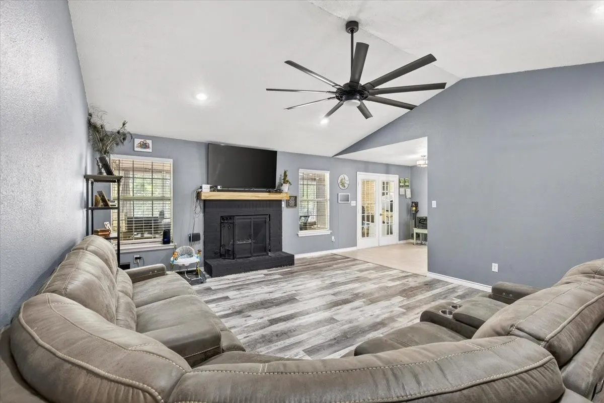 Single Family Residence For Sale in Van Zandt County , 530 Vz County Road 2915, Eustace, Texas 75124, 4 Bedroom, 2 Bathroom, 2 Garage spaces, 2,123 Sqft, built in 2001, mls#21364036, Real Estate Agent in Eustace, Homes For Sale in Van Zandt county, Homes For Sale in Eustace, Realtor in Eustace Texas, Real Estate Brokerage Independent Realty Texas, Luminita Cordes Realtor