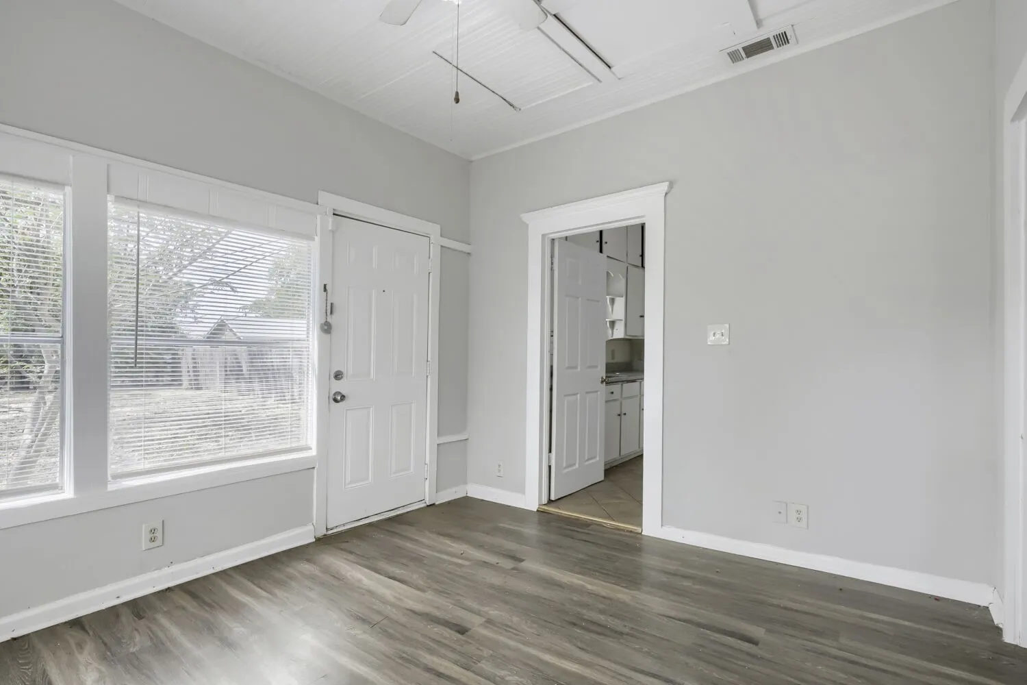 Single Family Residence For Sale in Grayson County , 520 E Day Street, Denison, Texas 75021, 3 Bedroom, 1 Bathroom, Garage spaces, 1,072 Sqft, built in 1920, mls#21363838, Real Estate Agent in Denison, Homes For Sale in Grayson county, Homes For Sale in Denison, Realtor in Denison Texas, Real Estate Brokerage Independent Realty Texas, Luminita Cordes Realtor