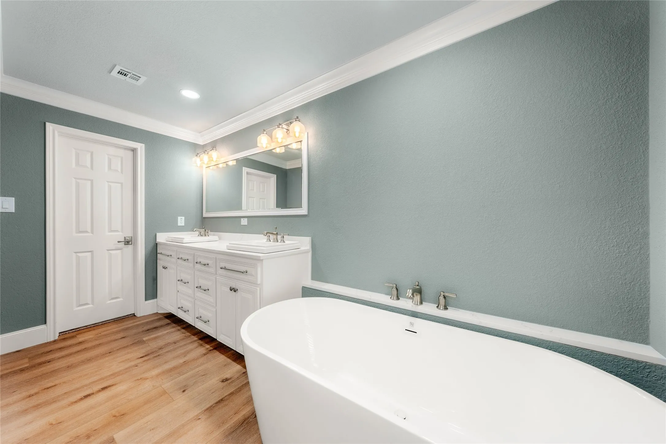 Single Family Residence For Rent in Mc Lennan County , 9916 Sandalwood Drive, Woodway, Texas 76712, 3 Bedroom, 3 Bathroom, 2 Garage spaces, 2,575 Sqft, built in 1978, mls#21364053, Real Estate Agent in Woodway, Homes For Rent in Mc Lennan county, Homes For Rent in Woodway, Realtor in Woodway Texas, Real Estate Brokerage Independent Realty Texas, Luminita Cordes Realtor