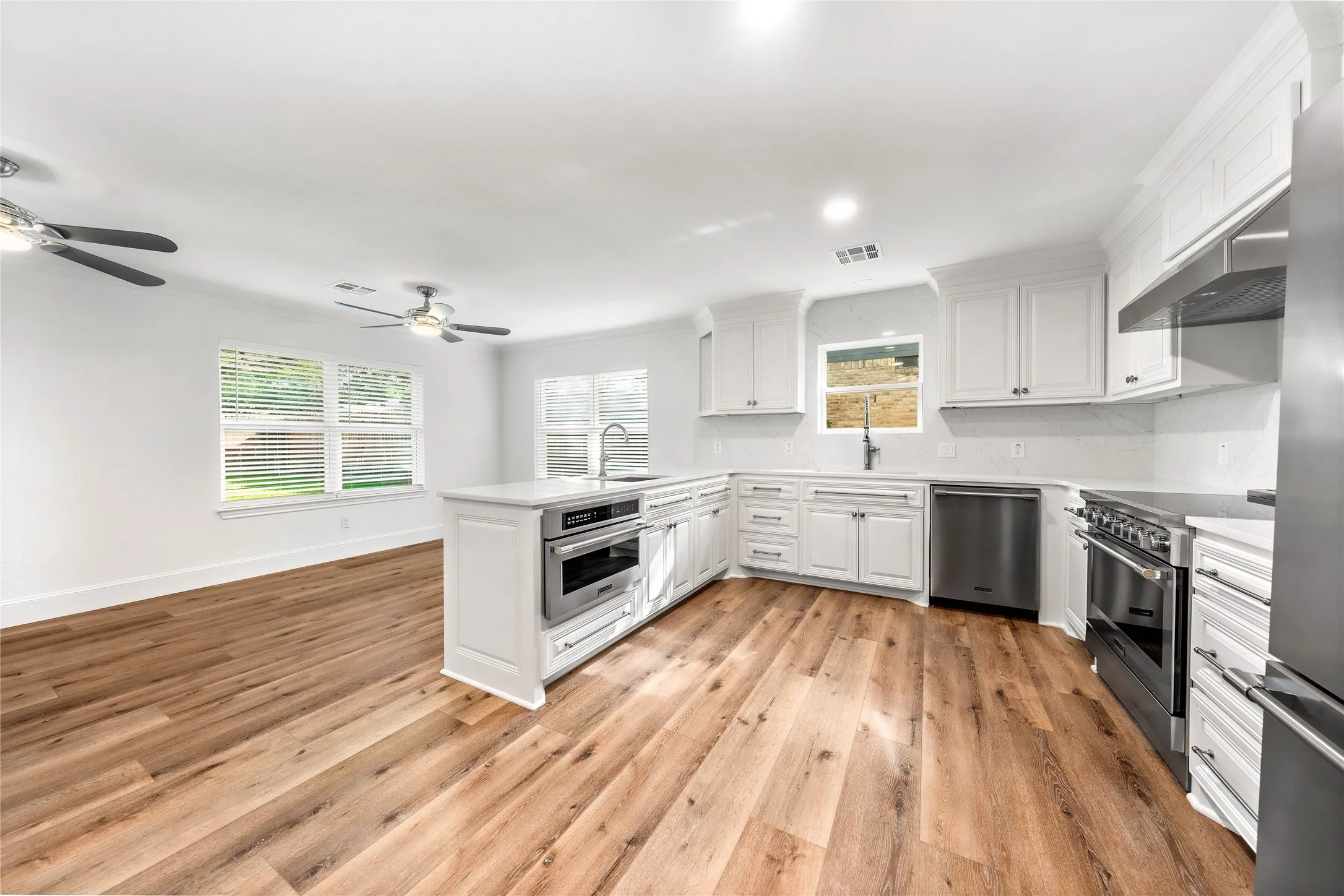 Single Family Residence For Rent in Mc Lennan County , 9916 Sandalwood Drive, Woodway, Texas 76712, 3 Bedroom, 3 Bathroom, 2 Garage spaces, 2,575 Sqft, built in 1978, mls#21364053, Real Estate Agent in Woodway, Homes For Rent in Mc Lennan county, Homes For Rent in Woodway, Realtor in Woodway Texas, Real Estate Brokerage Independent Realty Texas, Luminita Cordes Realtor