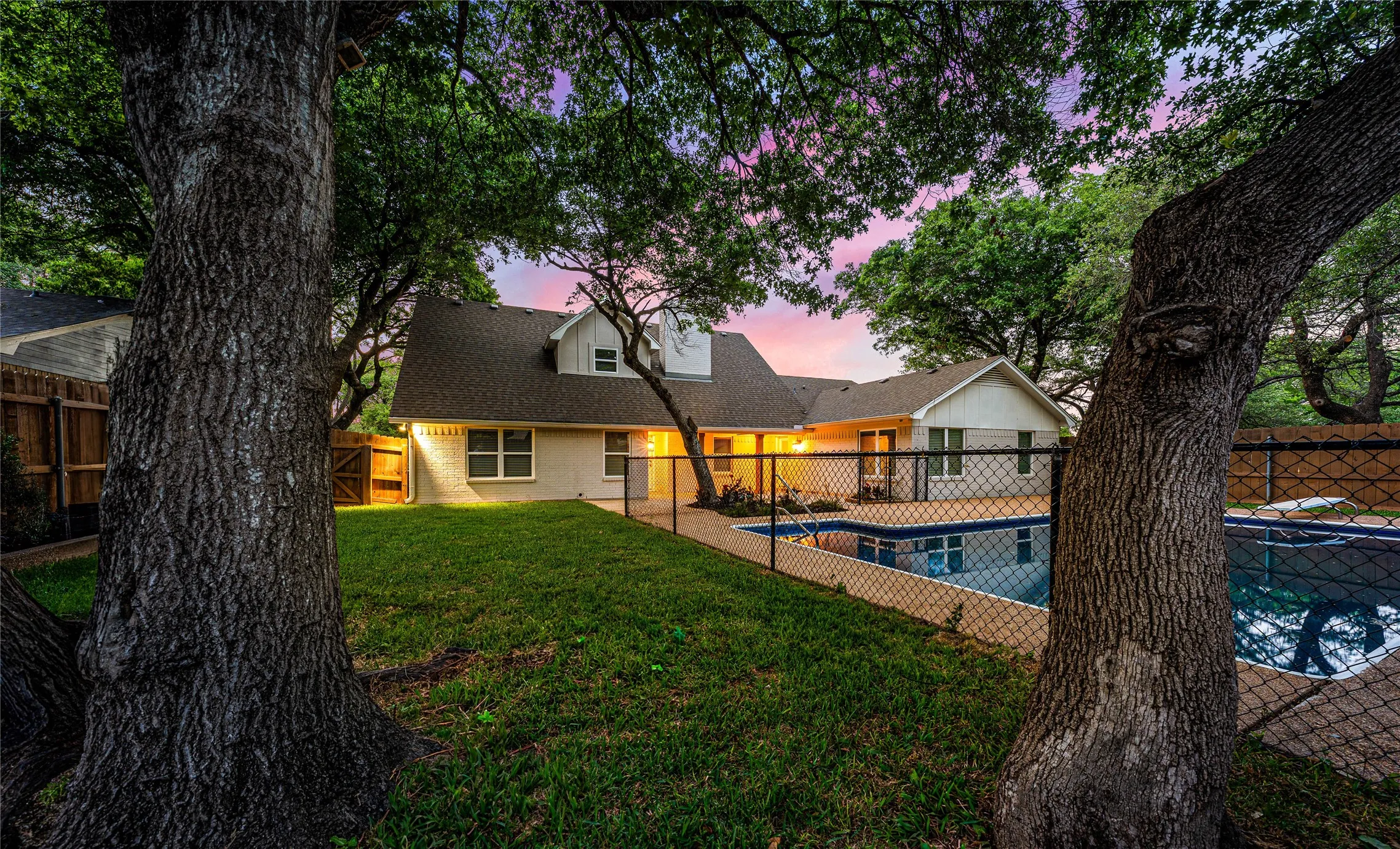 Single Family Residence For Rent in Mc Lennan County , 9916 Sandalwood Drive, Woodway, Texas 76712, 3 Bedroom, 3 Bathroom, 2 Garage spaces, 2,575 Sqft, built in 1978, mls#21364053, Real Estate Agent in Woodway, Homes For Rent in Mc Lennan county, Homes For Rent in Woodway, Realtor in Woodway Texas, Real Estate Brokerage Independent Realty Texas, Luminita Cordes Realtor