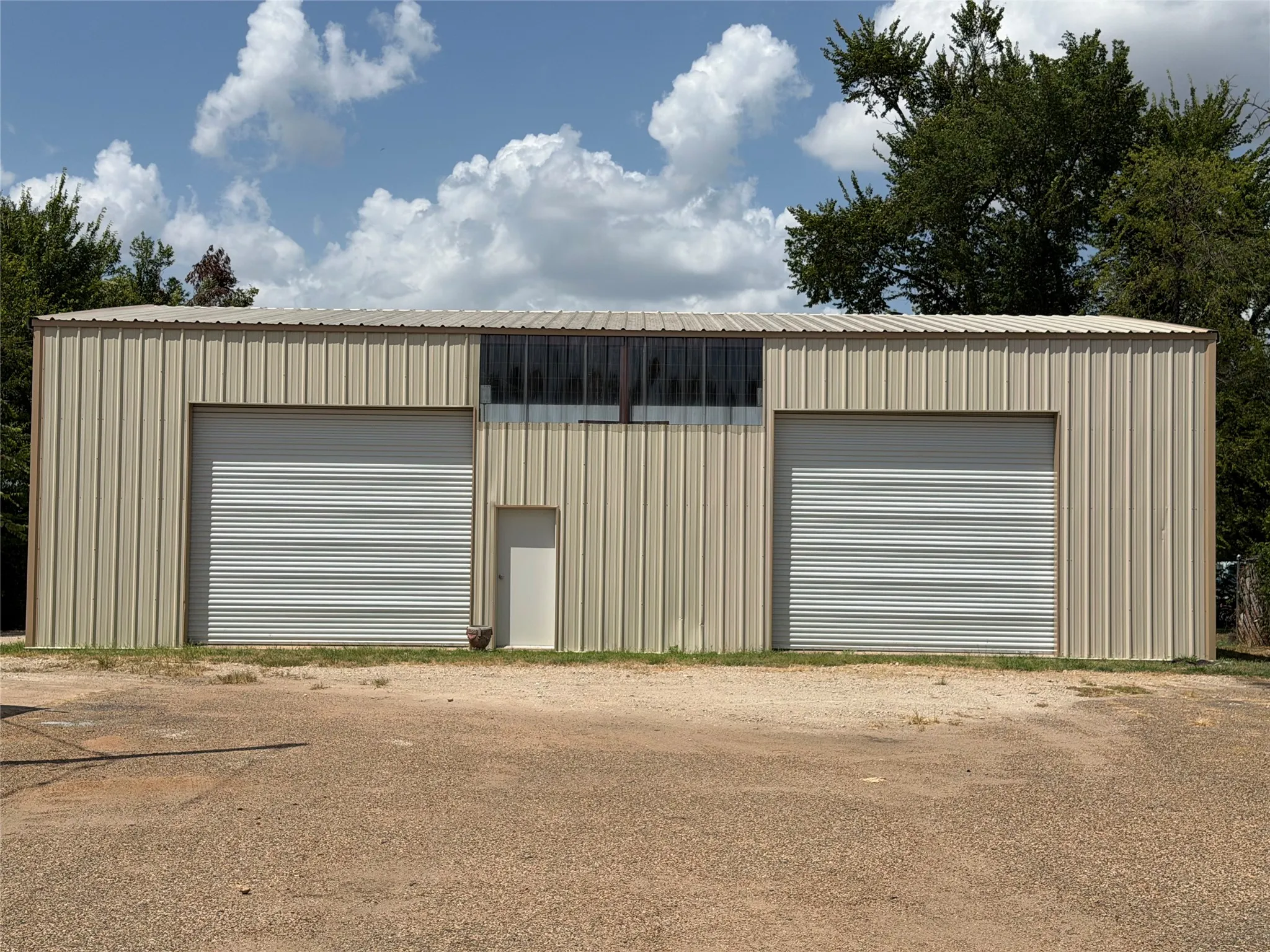 Warehouse For Rent in Hopkins County , 927 Main Street, Sulphur Springs, Texas 75482, 0, 0, Garage spaces, 0 Sqft, built in 2009, Price $2,000, mls#21363729, Real Estate Agent in Sulphur Springs, Homes For Rent in Hopkins county, Homes For Rent in Sulphur Springs, Realtor in Sulphur Springs Texas, Real Estate Brokerage Independent Realty Texas, Luminita Cordes Realtor
