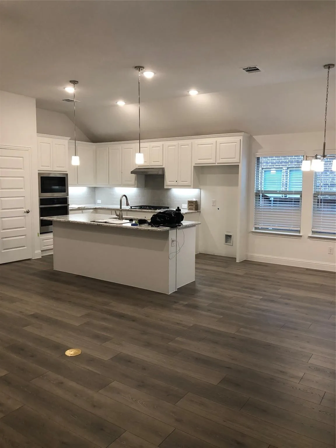 kitchen and breakfast room
