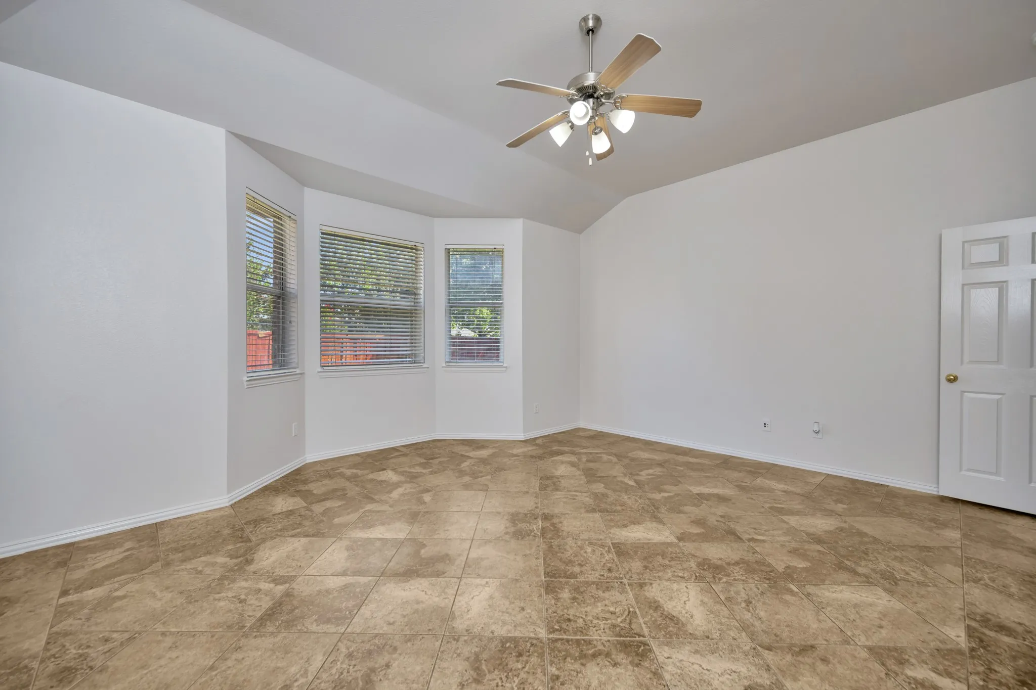 Single Family Residence For Sale in Tarrant County , 844 Sequoia Way, Saginaw, Texas 76131, 4 Bedroom, 3 Bathroom, 2 Garage spaces, 3,179 Sqft, built in 2005, mls#21361945, Real Estate Agent in Saginaw, Homes For Sale in Tarrant county, Homes For Sale in Saginaw, Realtor in Saginaw Texas, Real Estate Brokerage Independent Realty Texas, Luminita Cordes Realtor