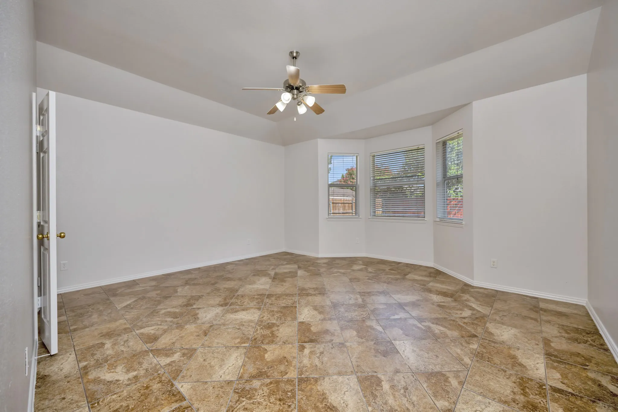 Single Family Residence For Sale in Tarrant County , 844 Sequoia Way, Saginaw, Texas 76131, 4 Bedroom, 3 Bathroom, 2 Garage spaces, 3,179 Sqft, built in 2005, mls#21361945, Real Estate Agent in Saginaw, Homes For Sale in Tarrant county, Homes For Sale in Saginaw, Realtor in Saginaw Texas, Real Estate Brokerage Independent Realty Texas, Luminita Cordes Realtor