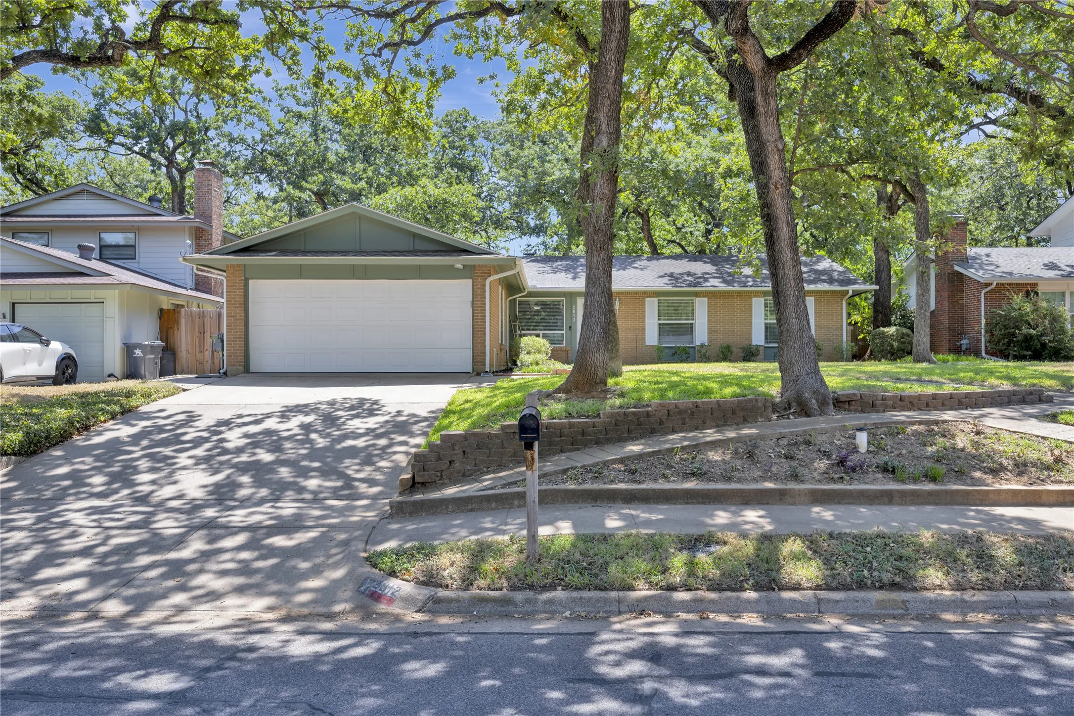 Single Family Residence For Sale in Tarrant County , 2812 Norwood Lane, Arlington, Texas 76013, 3 Bedroom, 2 Bathroom, 2 Garage spaces, 1,248 Sqft, built in 1962, mls#21361905, Real Estate Agent in Arlington, Homes For Sale in Tarrant county, Homes For Sale in Arlington, Realtor in Arlington Texas, Real Estate Brokerage Independent Realty Texas, Luminita Cordes Realtor
