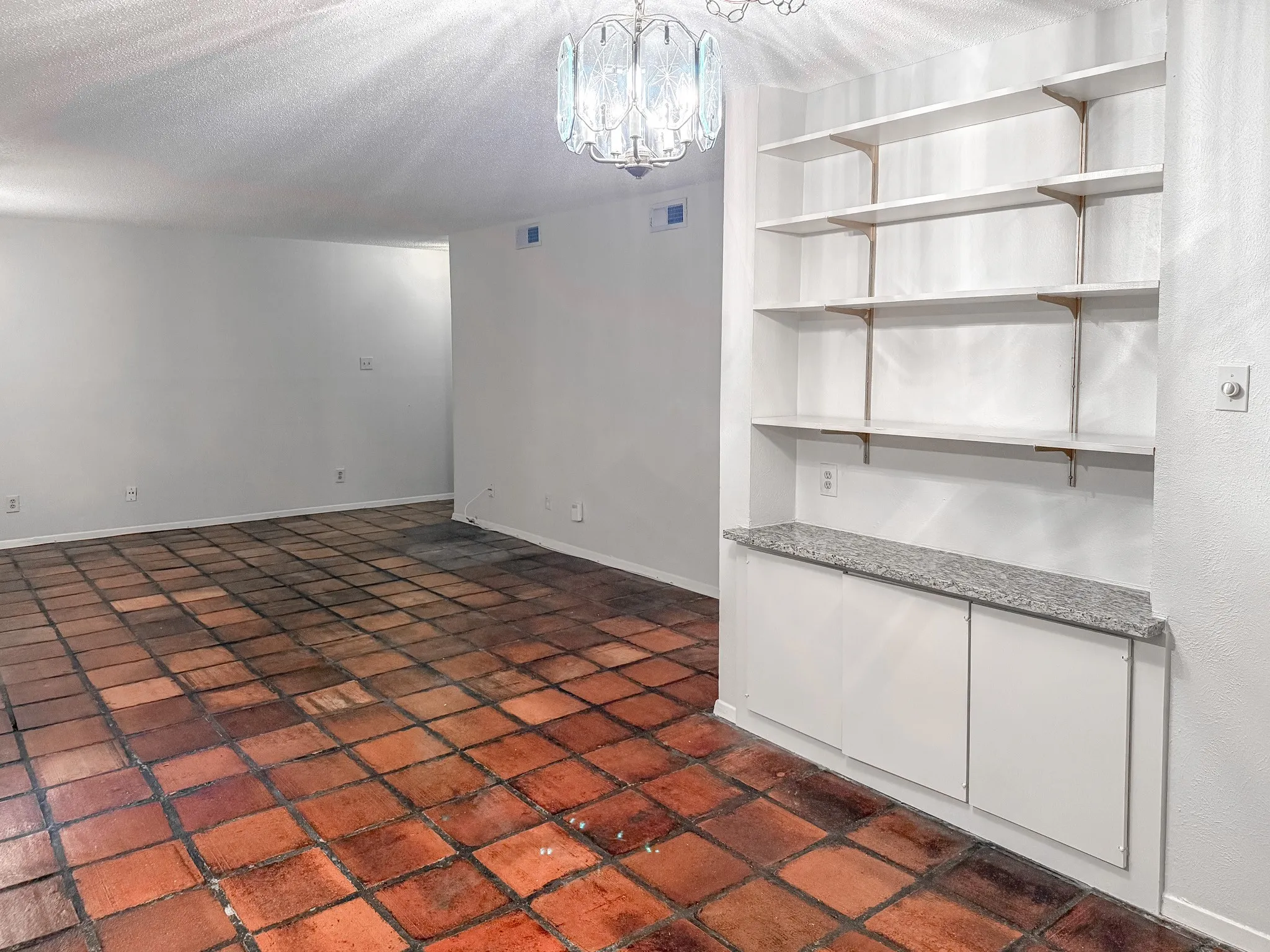Single Family Residence For Sale in Dallas County , 5138 Amesbury Drive 110, Dallas, Texas 75206, 2 Bedroom, 2 Bathroom, Garage spaces, 1,008 Sqft, built in 1970, Price $220,000, mls#21357250, Real Estate Agent in Dallas, Homes For Sale in Dallas county, Homes For Sale in Dallas, Realtor in Dallas Texas, Real Estate Brokerage Independent Realty Texas, Luminita Cordes Realtor