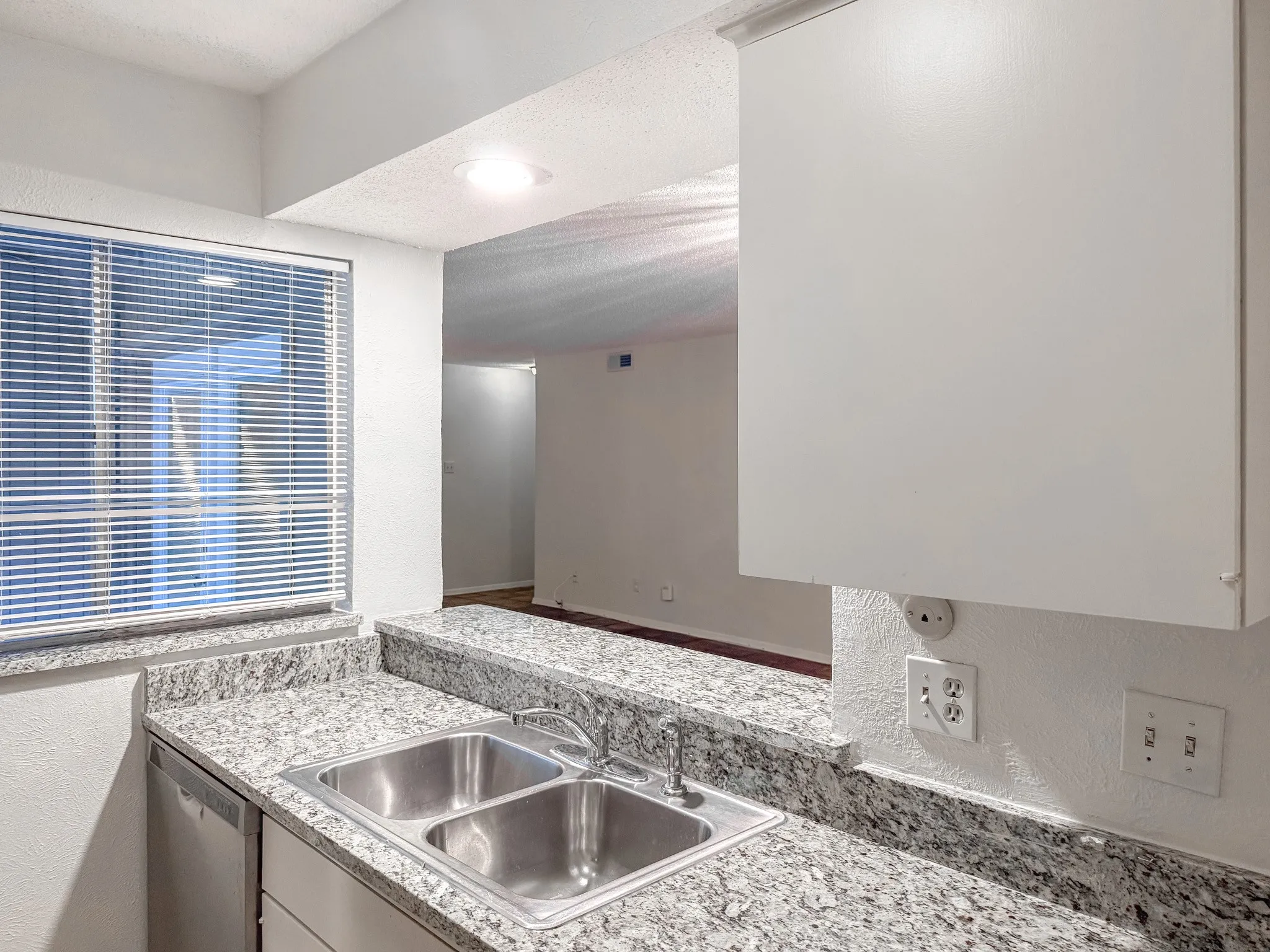 Single Family Residence For Sale in Dallas County , 5138 Amesbury Drive 110, Dallas, Texas 75206, 2 Bedroom, 2 Bathroom, Garage spaces, 1,008 Sqft, built in 1970, Price $220,000, mls#21357250, Real Estate Agent in Dallas, Homes For Sale in Dallas county, Homes For Sale in Dallas, Realtor in Dallas Texas, Real Estate Brokerage Independent Realty Texas, Luminita Cordes Realtor