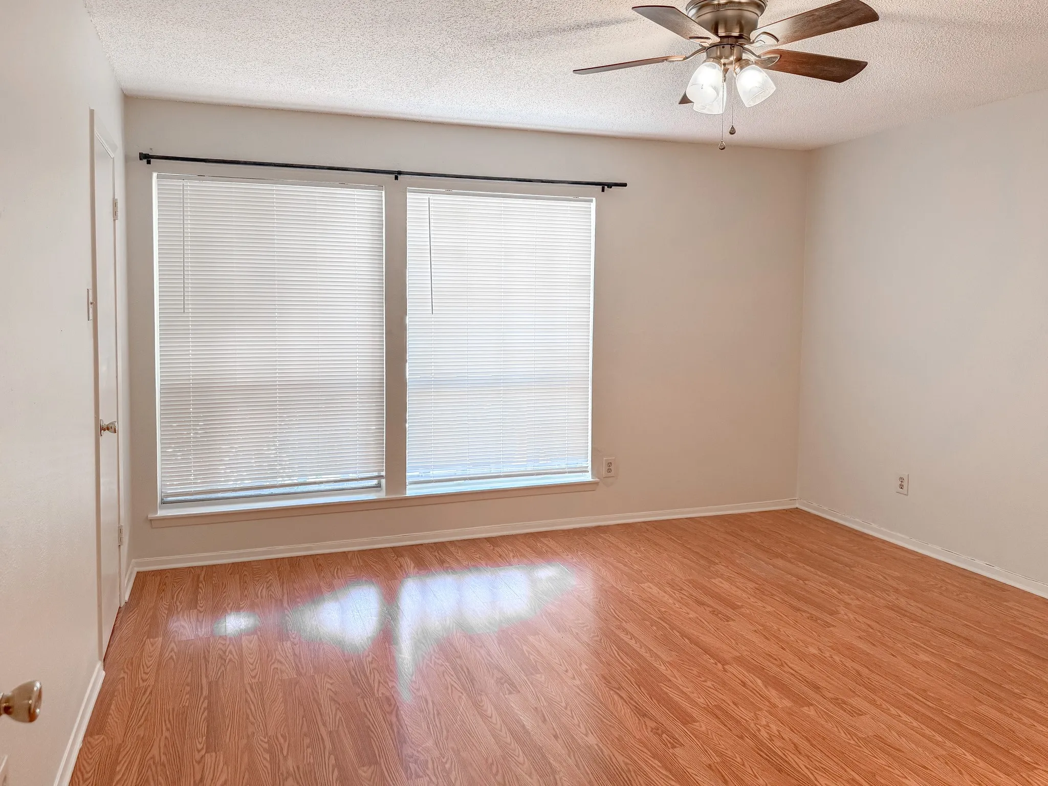 Single Family Residence For Sale in Dallas County , 5138 Amesbury Drive 110, Dallas, Texas 75206, 2 Bedroom, 2 Bathroom, Garage spaces, 1,008 Sqft, built in 1970, Price $220,000, mls#21357250, Real Estate Agent in Dallas, Homes For Sale in Dallas county, Homes For Sale in Dallas, Realtor in Dallas Texas, Real Estate Brokerage Independent Realty Texas, Luminita Cordes Realtor
