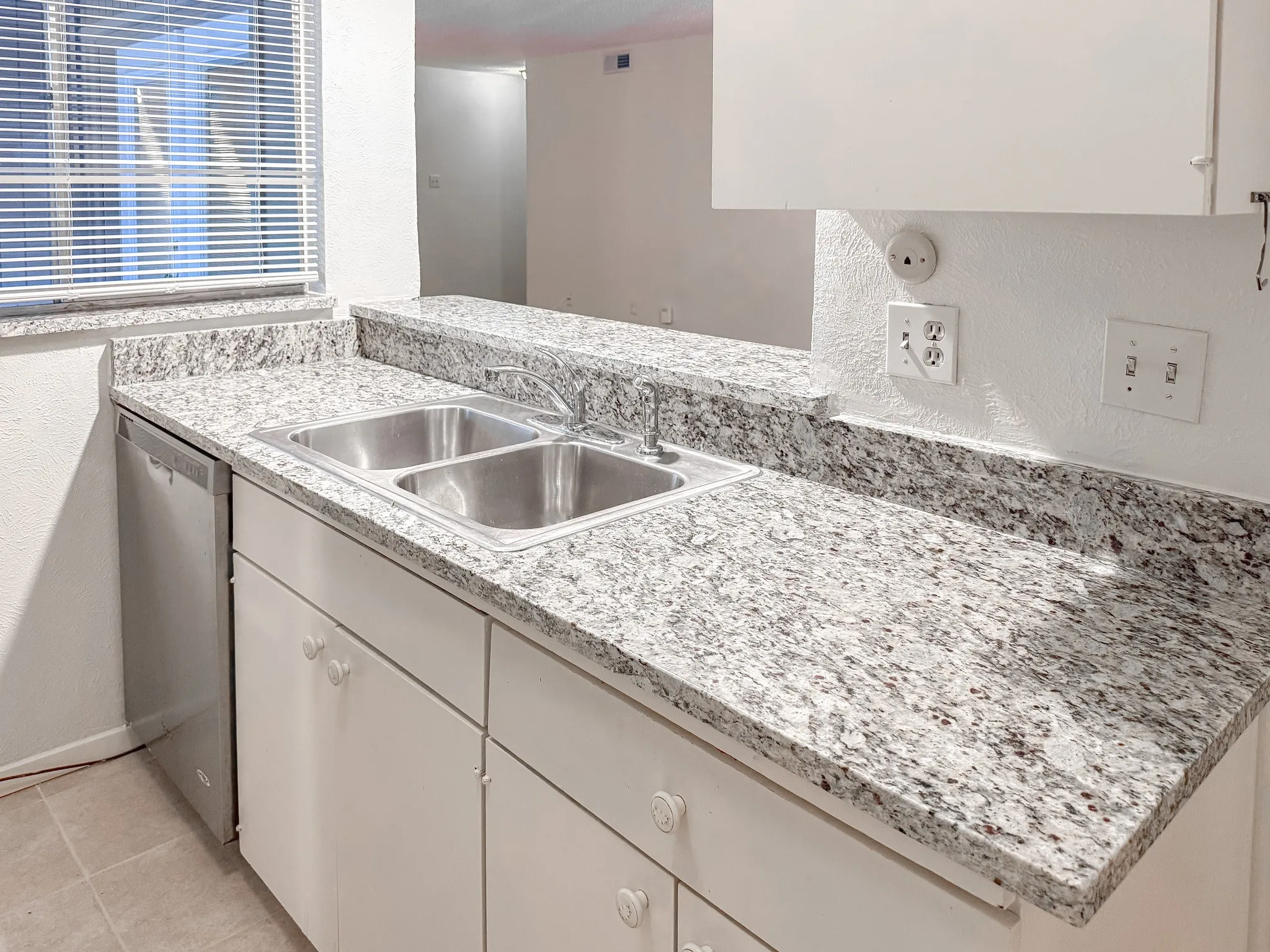 Single Family Residence For Sale in Dallas County , 5138 Amesbury Drive 110, Dallas, Texas 75206, 2 Bedroom, 2 Bathroom, Garage spaces, 1,008 Sqft, built in 1970, Price $220,000, mls#21357250, Real Estate Agent in Dallas, Homes For Sale in Dallas county, Homes For Sale in Dallas, Realtor in Dallas Texas, Real Estate Brokerage Independent Realty Texas, Luminita Cordes Realtor