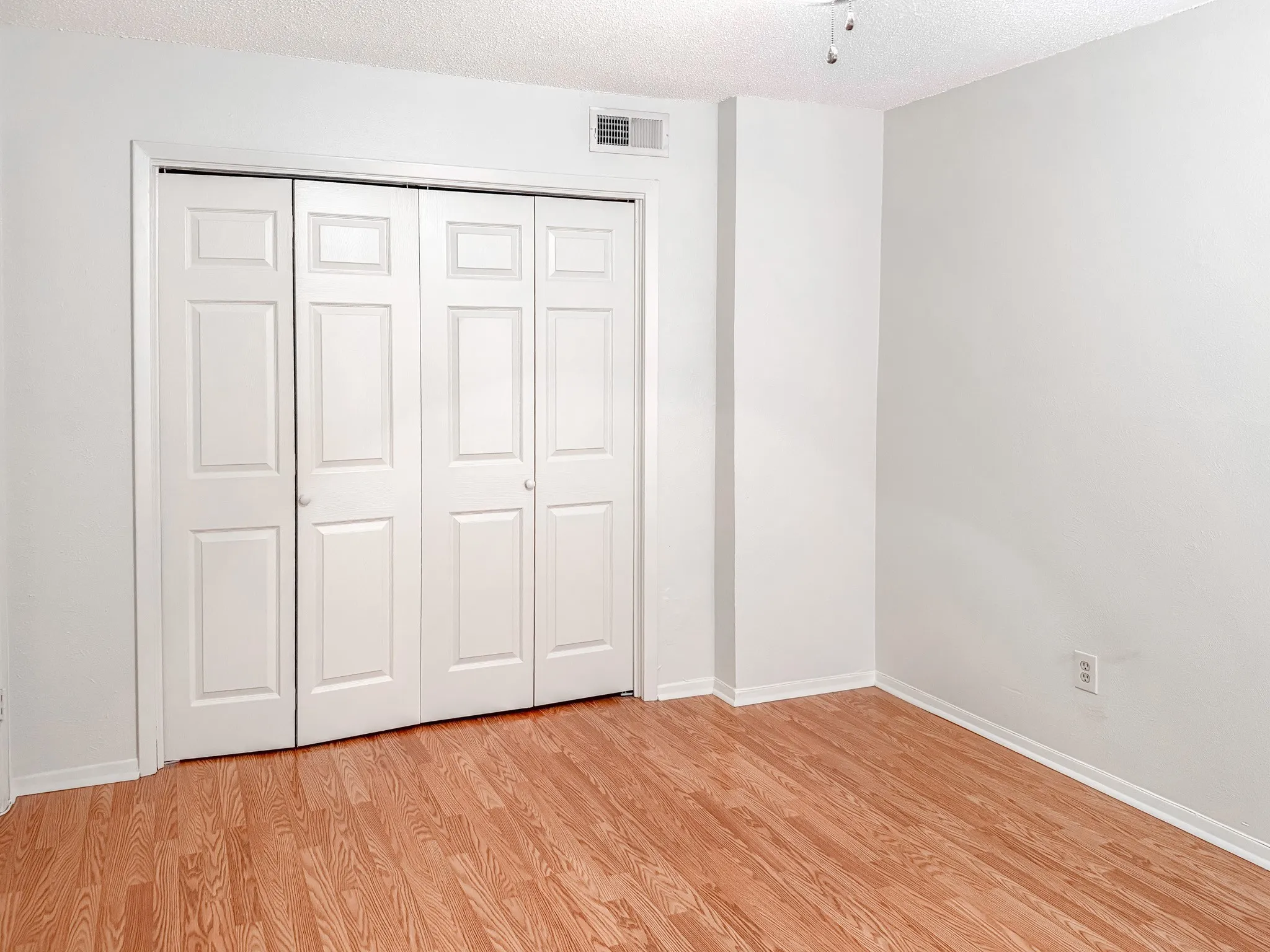 Single Family Residence For Sale in Dallas County , 5138 Amesbury Drive 110, Dallas, Texas 75206, 2 Bedroom, 2 Bathroom, Garage spaces, 1,008 Sqft, built in 1970, Price $220,000, mls#21357250, Real Estate Agent in Dallas, Homes For Sale in Dallas county, Homes For Sale in Dallas, Realtor in Dallas Texas, Real Estate Brokerage Independent Realty Texas, Luminita Cordes Realtor