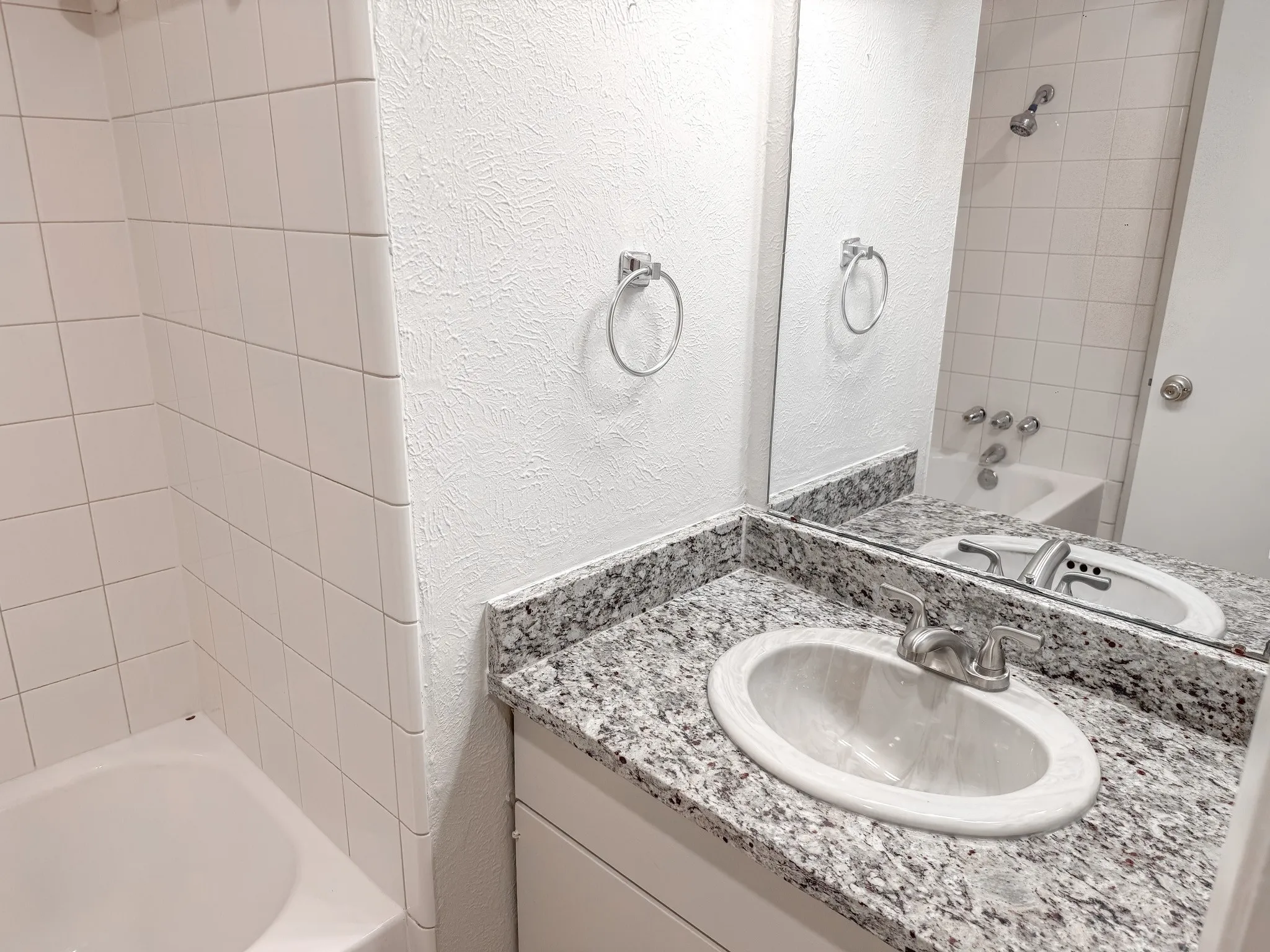 Single Family Residence For Sale in Dallas County , 5138 Amesbury Drive 110, Dallas, Texas 75206, 2 Bedroom, 2 Bathroom, Garage spaces, 1,008 Sqft, built in 1970, Price $220,000, mls#21357250, Real Estate Agent in Dallas, Homes For Sale in Dallas county, Homes For Sale in Dallas, Realtor in Dallas Texas, Real Estate Brokerage Independent Realty Texas, Luminita Cordes Realtor