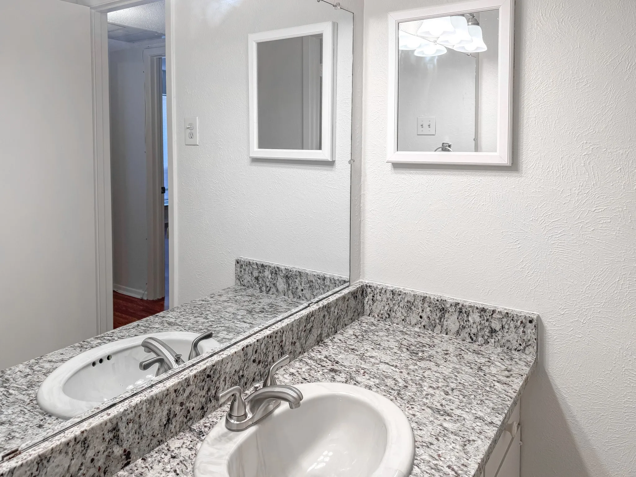 Single Family Residence For Sale in Dallas County , 5138 Amesbury Drive 110, Dallas, Texas 75206, 2 Bedroom, 2 Bathroom, Garage spaces, 1,008 Sqft, built in 1970, Price $220,000, mls#21357250, Real Estate Agent in Dallas, Homes For Sale in Dallas county, Homes For Sale in Dallas, Realtor in Dallas Texas, Real Estate Brokerage Independent Realty Texas, Luminita Cordes Realtor