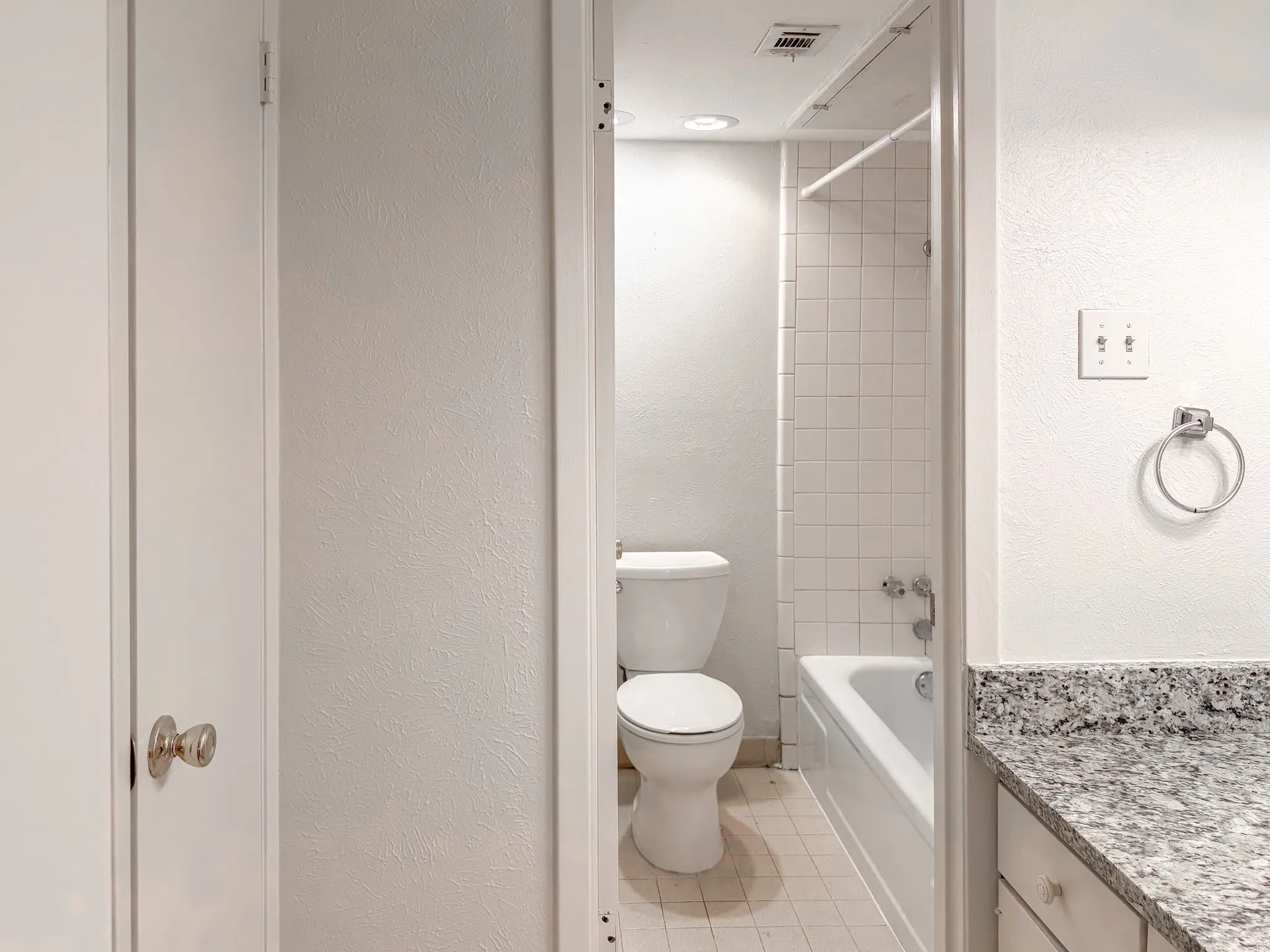 Single Family Residence For Sale in Dallas County , 5138 Amesbury Drive 110, Dallas, Texas 75206, 2 Bedroom, 2 Bathroom, Garage spaces, 1,008 Sqft, built in 1970, Price $220,000, mls#21357250, Real Estate Agent in Dallas, Homes For Sale in Dallas county, Homes For Sale in Dallas, Realtor in Dallas Texas, Real Estate Brokerage Independent Realty Texas, Luminita Cordes Realtor