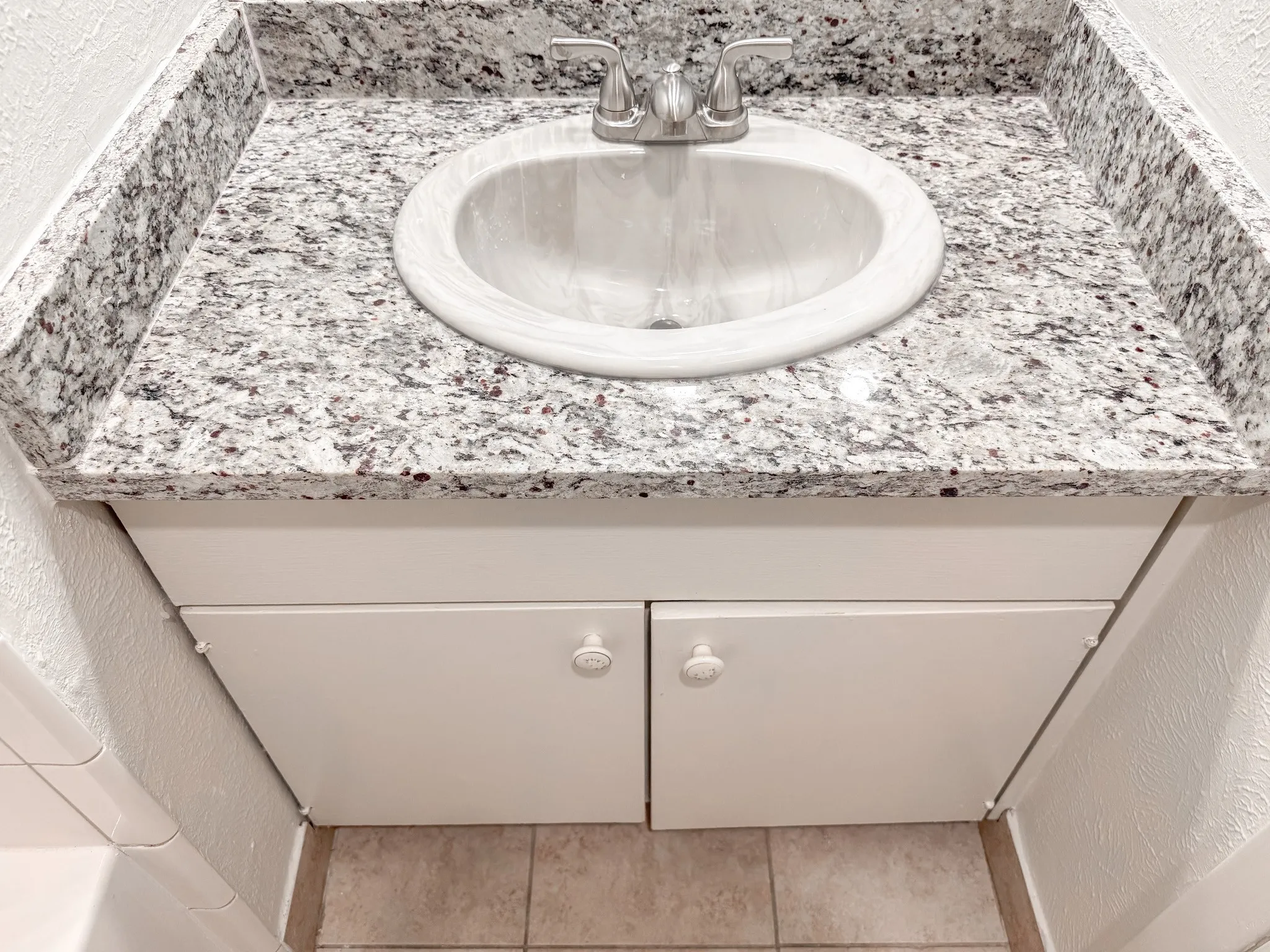 Single Family Residence For Sale in Dallas County , 5138 Amesbury Drive 110, Dallas, Texas 75206, 2 Bedroom, 2 Bathroom, Garage spaces, 1,008 Sqft, built in 1970, Price $220,000, mls#21357250, Real Estate Agent in Dallas, Homes For Sale in Dallas county, Homes For Sale in Dallas, Realtor in Dallas Texas, Real Estate Brokerage Independent Realty Texas, Luminita Cordes Realtor
