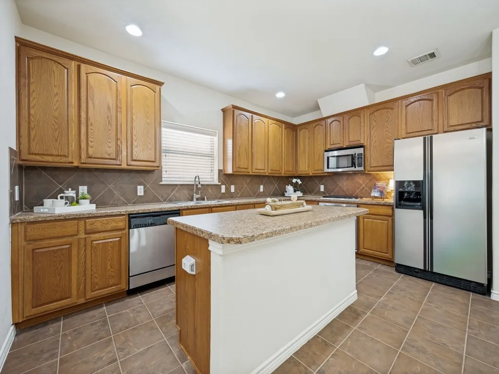 Single Family Residence For Sale in Collin County , 9349 Welch Folly Lane, Frisco, Texas 75035, 3 Bedroom, 3 Bathroom, 2 Garage spaces, 2,182 Sqft, built in 2006, mls#21359086, Real Estate Agent in Frisco, Homes For Sale in Collin county, Homes For Sale in Frisco, Realtor in Frisco Texas, Real Estate Brokerage Independent Realty Texas, Luminita Cordes Realtor