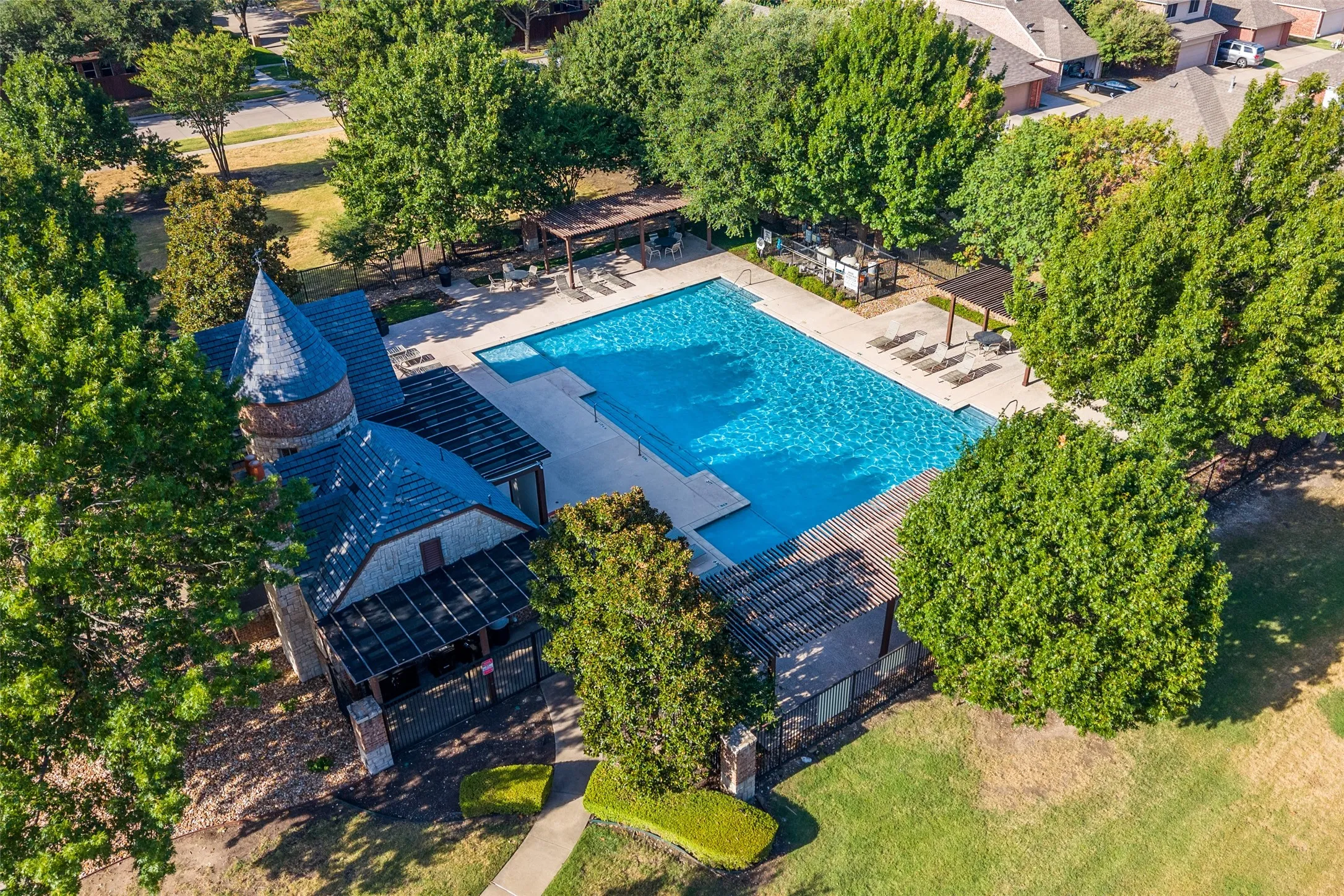Single Family Residence For Sale in Collin County , 9349 Welch Folly Lane, Frisco, Texas 75035, 3 Bedroom, 3 Bathroom, 2 Garage spaces, 2,182 Sqft, built in 2006, mls#21359086, Real Estate Agent in Frisco, Homes For Sale in Collin county, Homes For Sale in Frisco, Realtor in Frisco Texas, Real Estate Brokerage Independent Realty Texas, Luminita Cordes Realtor