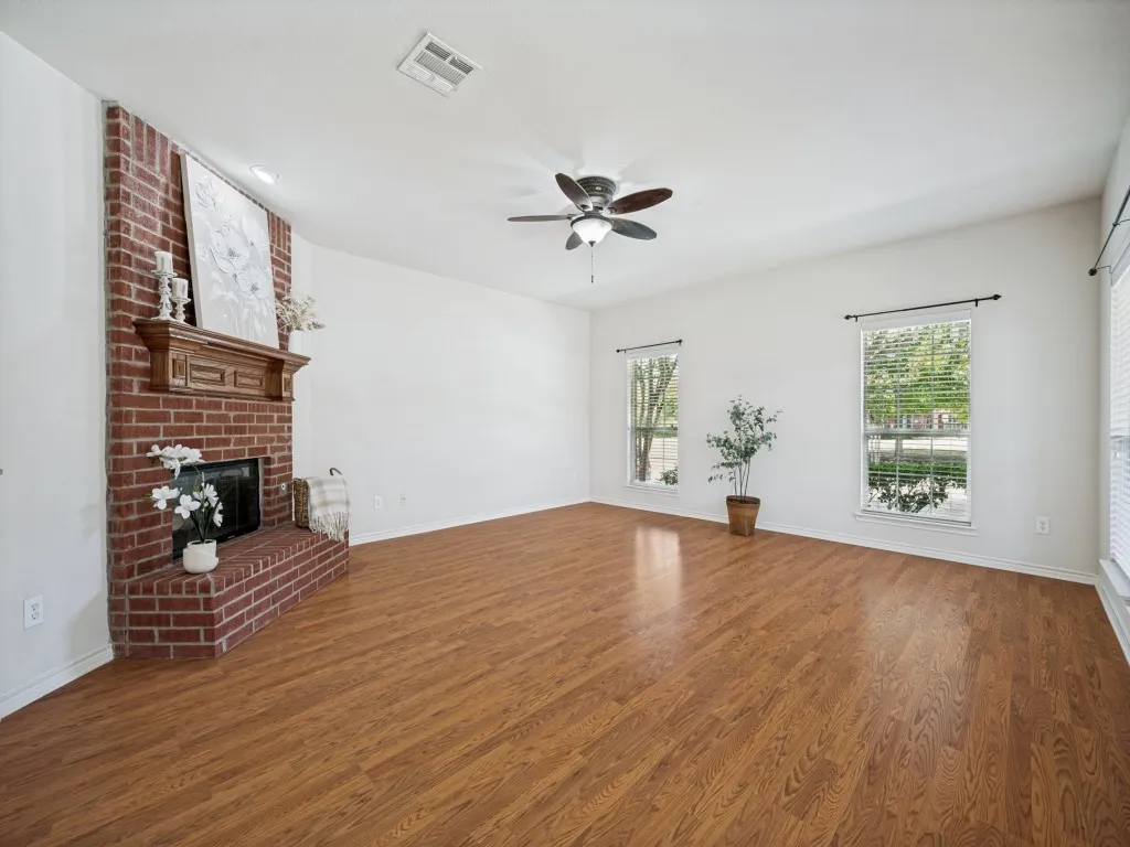 Single Family Residence For Sale in Collin County , 9349 Welch Folly Lane, Frisco, Texas 75035, 3 Bedroom, 3 Bathroom, 2 Garage spaces, 2,182 Sqft, built in 2006, mls#21359086, Real Estate Agent in Frisco, Homes For Sale in Collin county, Homes For Sale in Frisco, Realtor in Frisco Texas, Real Estate Brokerage Independent Realty Texas, Luminita Cordes Realtor
