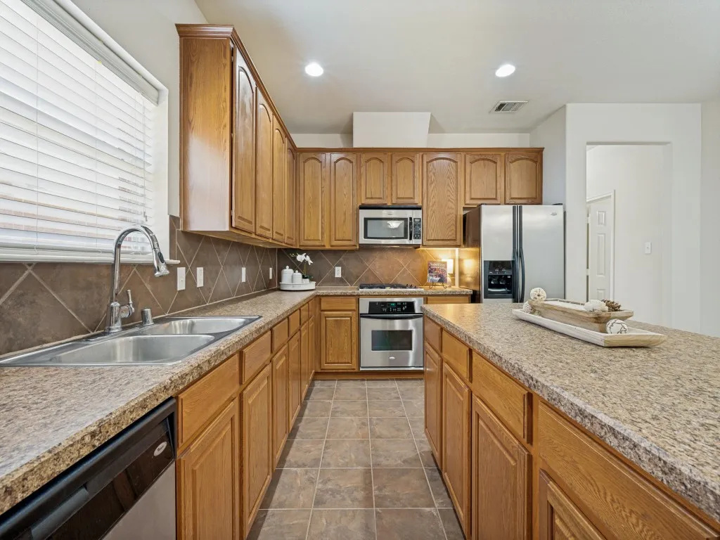 Single Family Residence For Sale in Collin County , 9349 Welch Folly Lane, Frisco, Texas 75035, 3 Bedroom, 3 Bathroom, 2 Garage spaces, 2,182 Sqft, built in 2006, mls#21359086, Real Estate Agent in Frisco, Homes For Sale in Collin county, Homes For Sale in Frisco, Realtor in Frisco Texas, Real Estate Brokerage Independent Realty Texas, Luminita Cordes Realtor
