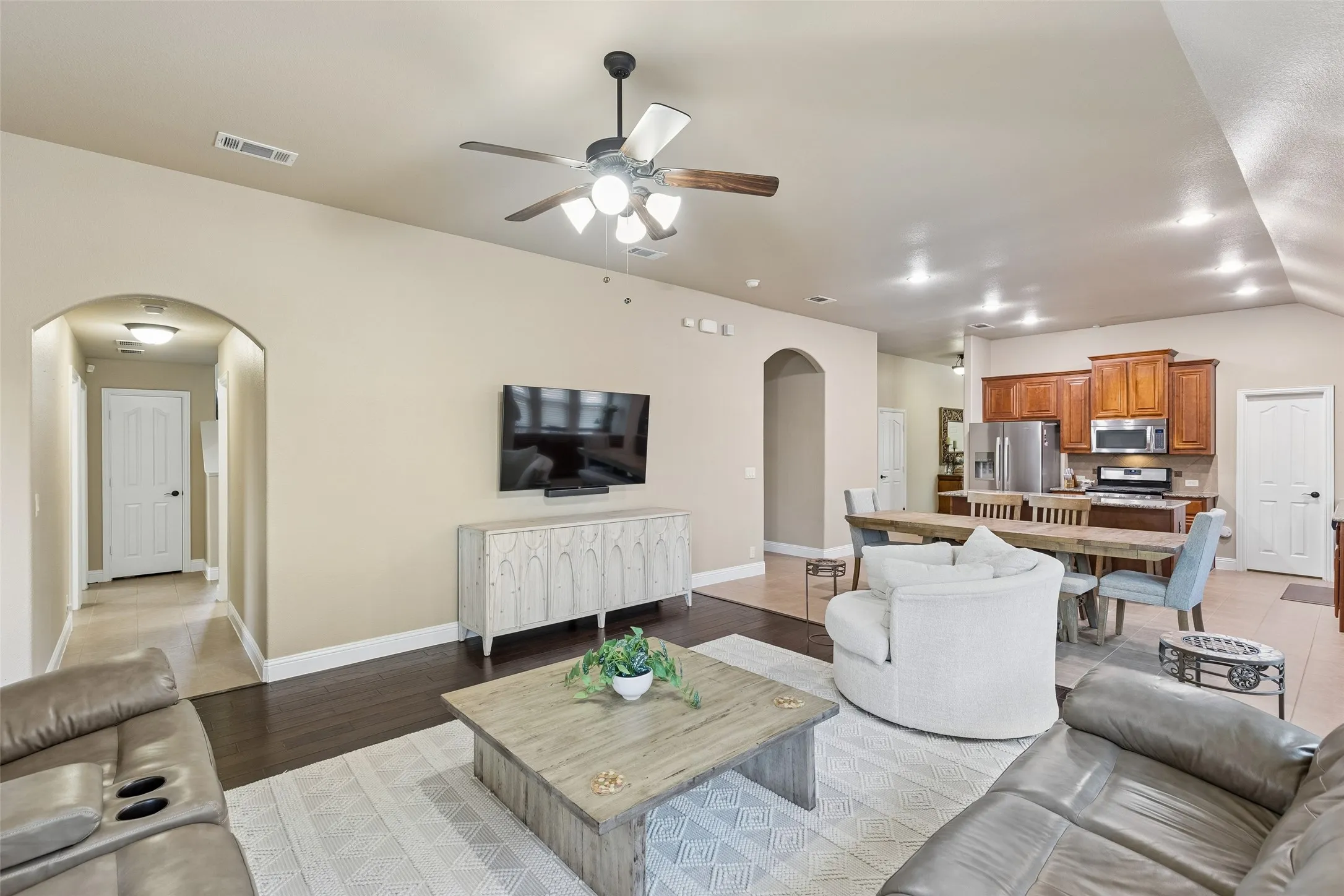 Single Family Residence For Sale in Collin County , 909 Calder Court, Anna, Texas 75409, 4 Bedroom, 3 Bathroom, 2 Garage spaces, 2,456 Sqft, built in 2013, mls#21361599, Real Estate Agent in Anna, Homes For Sale in Collin county, Homes For Sale in Anna, Realtor in Anna Texas, Real Estate Brokerage Independent Realty Texas, Luminita Cordes Realtor