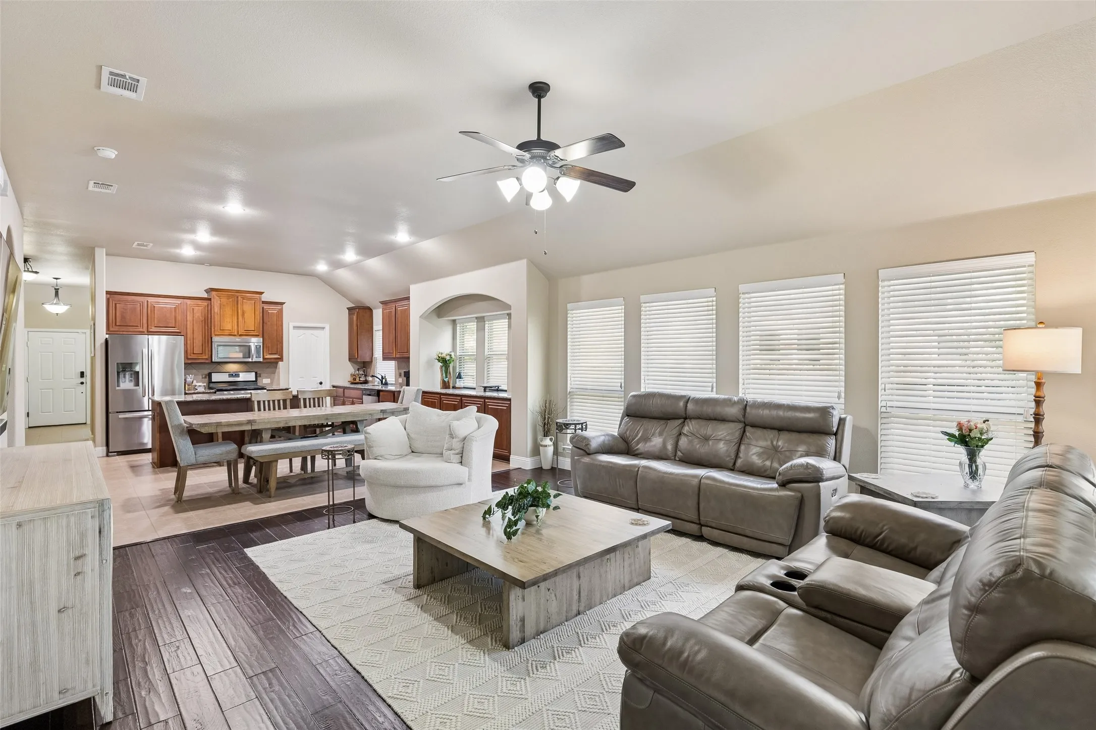 Single Family Residence For Sale in Collin County , 909 Calder Court, Anna, Texas 75409, 4 Bedroom, 3 Bathroom, 2 Garage spaces, 2,456 Sqft, built in 2013, mls#21361599, Real Estate Agent in Anna, Homes For Sale in Collin county, Homes For Sale in Anna, Realtor in Anna Texas, Real Estate Brokerage Independent Realty Texas, Luminita Cordes Realtor
