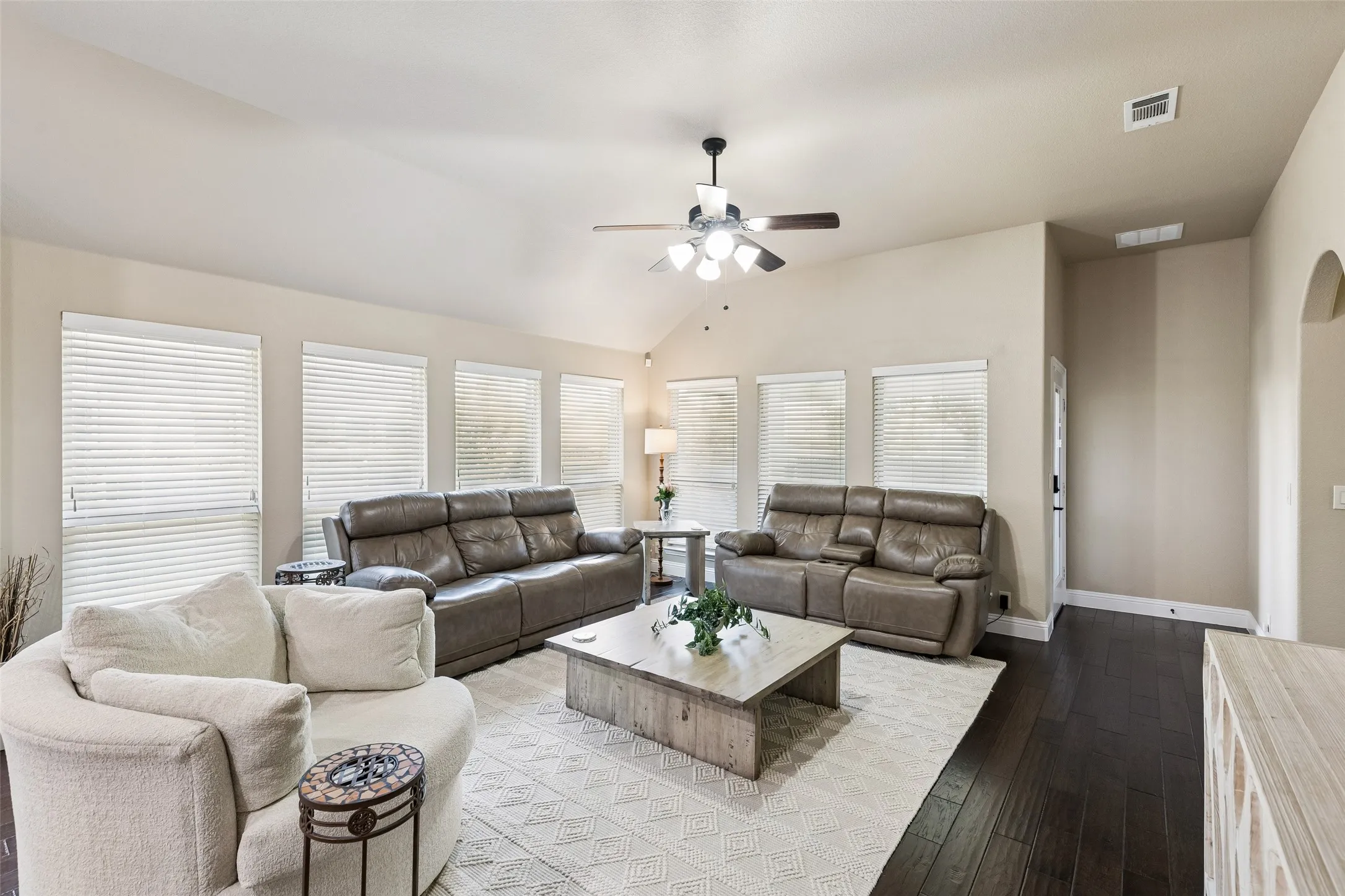 Single Family Residence For Sale in Collin County , 909 Calder Court, Anna, Texas 75409, 4 Bedroom, 3 Bathroom, 2 Garage spaces, 2,456 Sqft, built in 2013, mls#21361599, Real Estate Agent in Anna, Homes For Sale in Collin county, Homes For Sale in Anna, Realtor in Anna Texas, Real Estate Brokerage Independent Realty Texas, Luminita Cordes Realtor