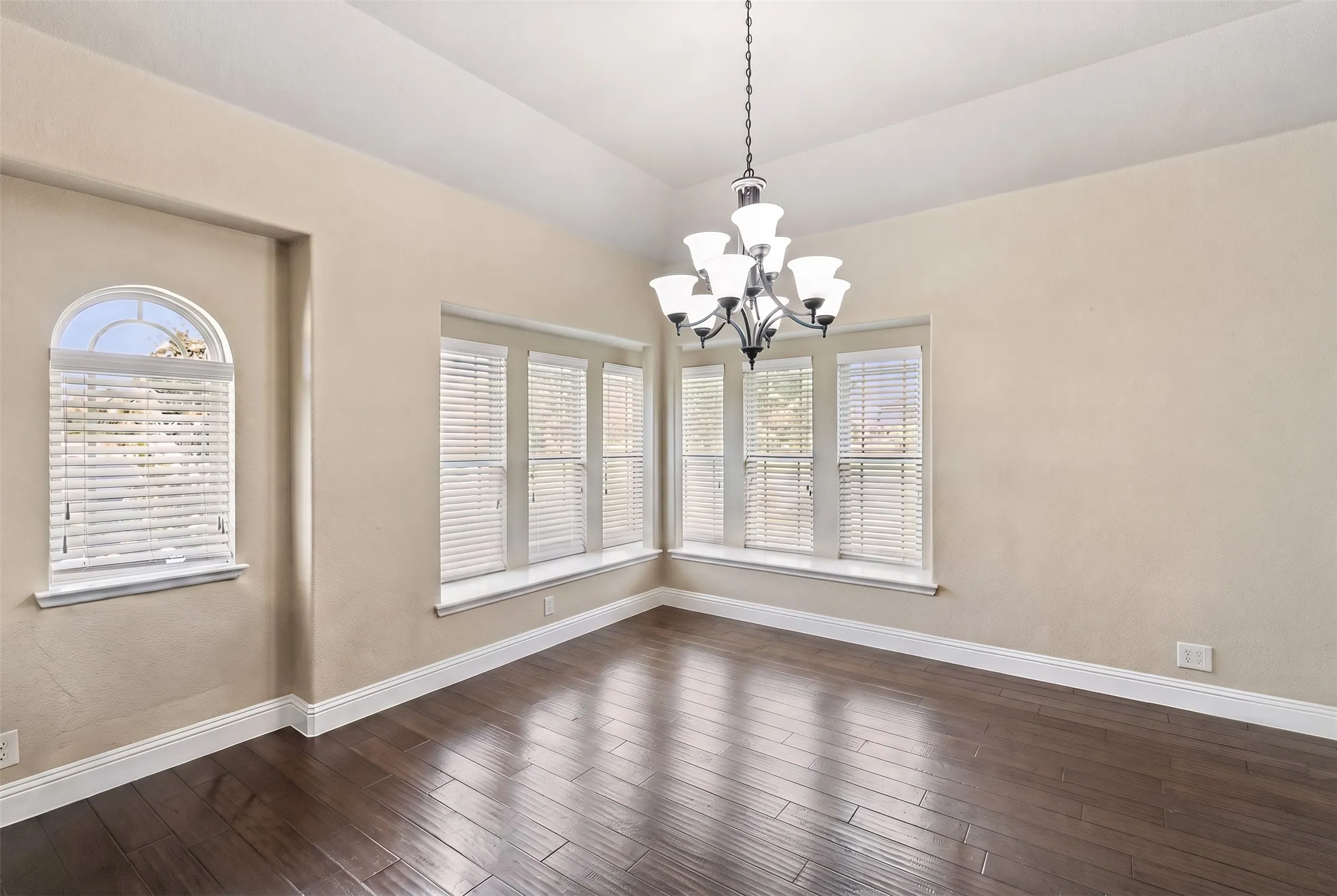 Single Family Residence For Sale in Collin County , 909 Calder Court, Anna, Texas 75409, 4 Bedroom, 3 Bathroom, 2 Garage spaces, 2,456 Sqft, built in 2013, mls#21361599, Real Estate Agent in Anna, Homes For Sale in Collin county, Homes For Sale in Anna, Realtor in Anna Texas, Real Estate Brokerage Independent Realty Texas, Luminita Cordes Realtor