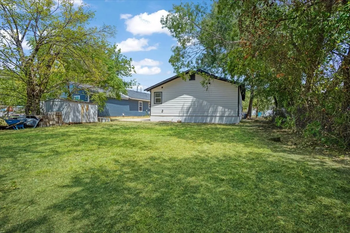 Single Family Residence For Sale in Grayson County , 514 N Lee Avenue, Sherman, Texas 75090, 3 Bedroom, 2 Bathroom, Garage spaces, 1,532 Sqft, built in 1930, mls#21363276, Real Estate Agent in Sherman, Homes For Sale in Grayson county, Homes For Sale in Sherman, Realtor in Sherman Texas, Real Estate Brokerage Independent Realty Texas, Luminita Cordes Realtor