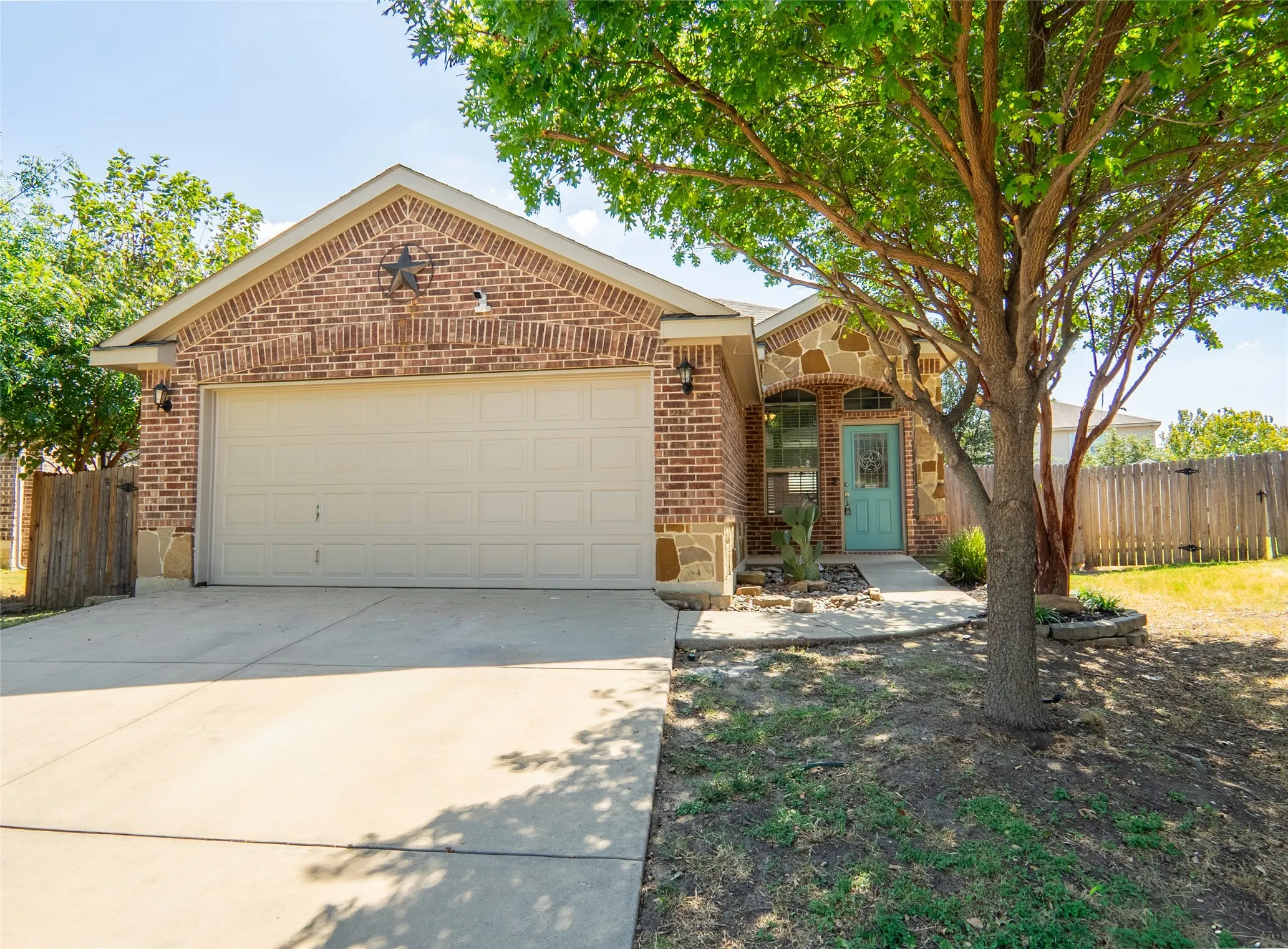 Single Family Residence For Rent in Tarrant County , 4629 Thistle Creek Court, Fort Worth, Texas 76179, 3 Bedroom, 2 Bathroom, 2 Garage spaces, 1,336 Sqft, built in 2011, mls#21364096, Real Estate Agent in Fort Worth, Homes For Rent in Tarrant county, Homes For Rent in Fort Worth, Realtor in Fort Worth Texas, Real Estate Brokerage Independent Realty Texas, Luminita Cordes Realtor