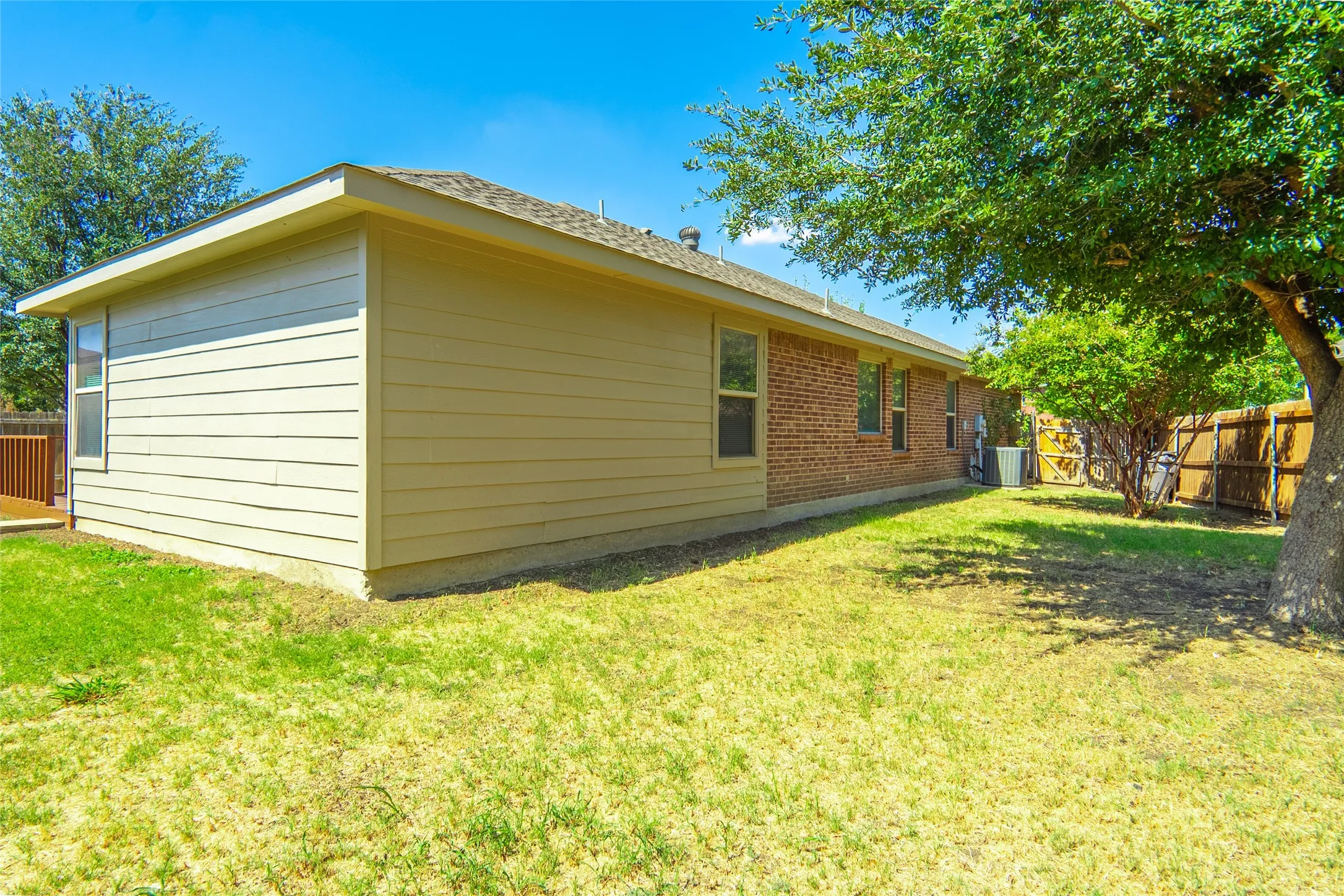 Single Family Residence For Rent in Tarrant County , 4629 Thistle Creek Court, Fort Worth, Texas 76179, 3 Bedroom, 2 Bathroom, 2 Garage spaces, 1,336 Sqft, built in 2011, mls#21364096, Real Estate Agent in Fort Worth, Homes For Rent in Tarrant county, Homes For Rent in Fort Worth, Realtor in Fort Worth Texas, Real Estate Brokerage Independent Realty Texas, Luminita Cordes Realtor