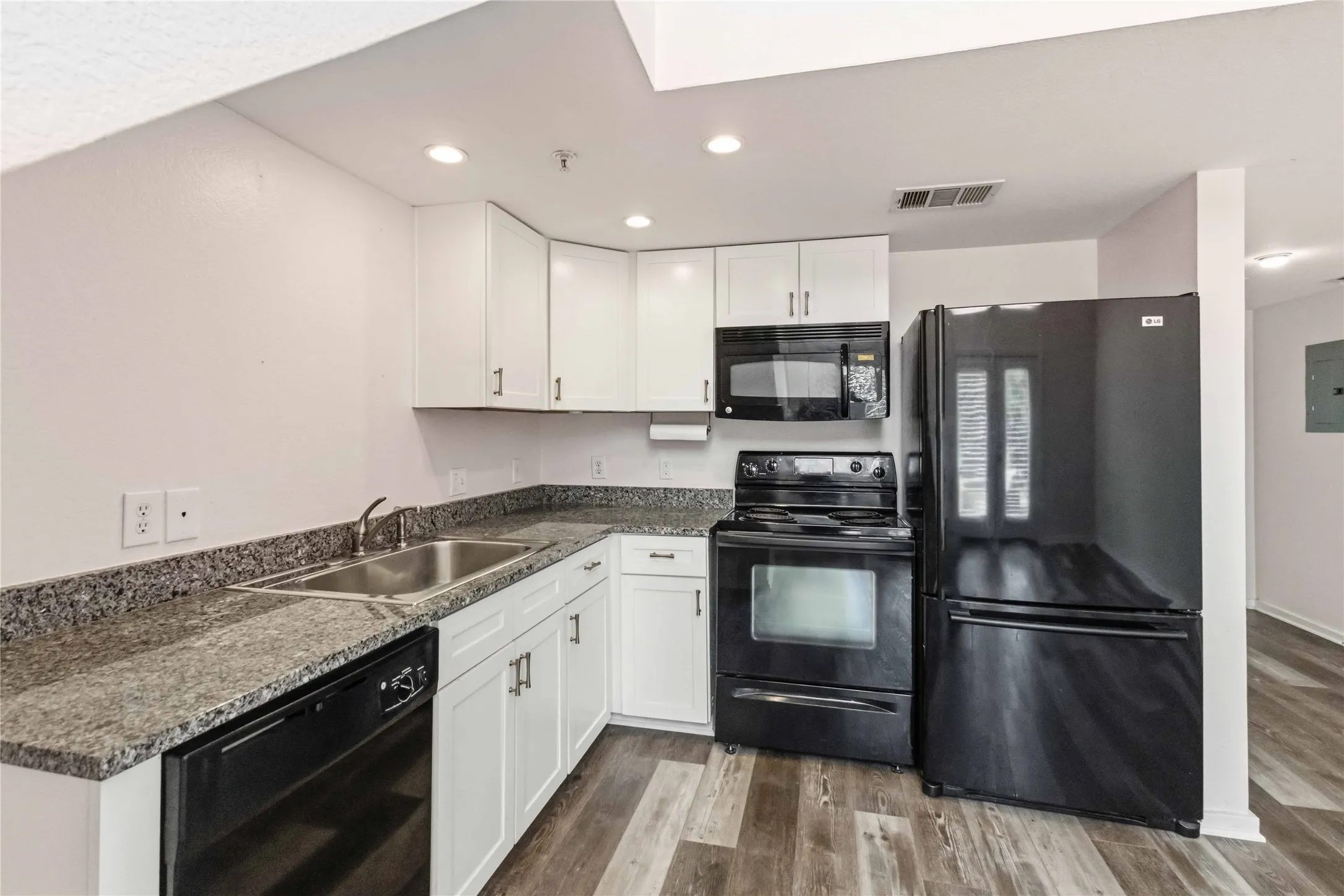 Condominium For Rent in Dallas County , 5111 Manett Street 207, Dallas, Texas 75206, 1 Bedroom, 1 Bathroom, Garage spaces, 728 Sqft, built in 2001, mls#21364098, Real Estate Agent in Dallas, Homes For Rent in Dallas county, Homes For Rent in Dallas, Realtor in Dallas Texas, Real Estate Brokerage Independent Realty Texas, Luminita Cordes Realtor