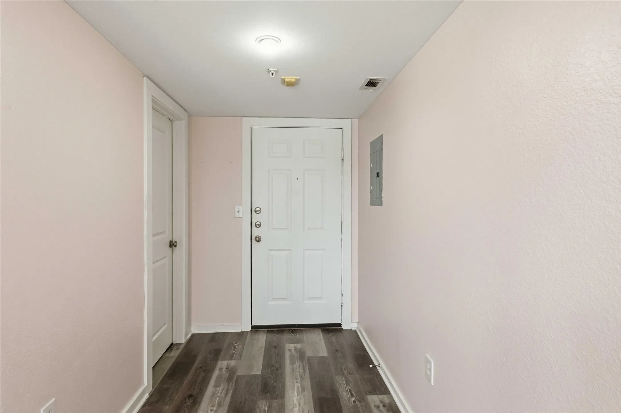 Condominium For Rent in Dallas County , 5111 Manett Street 207, Dallas, Texas 75206, 1 Bedroom, 1 Bathroom, Garage spaces, 728 Sqft, built in 2001, mls#21364098, Real Estate Agent in Dallas, Homes For Rent in Dallas county, Homes For Rent in Dallas, Realtor in Dallas Texas, Real Estate Brokerage Independent Realty Texas, Luminita Cordes Realtor