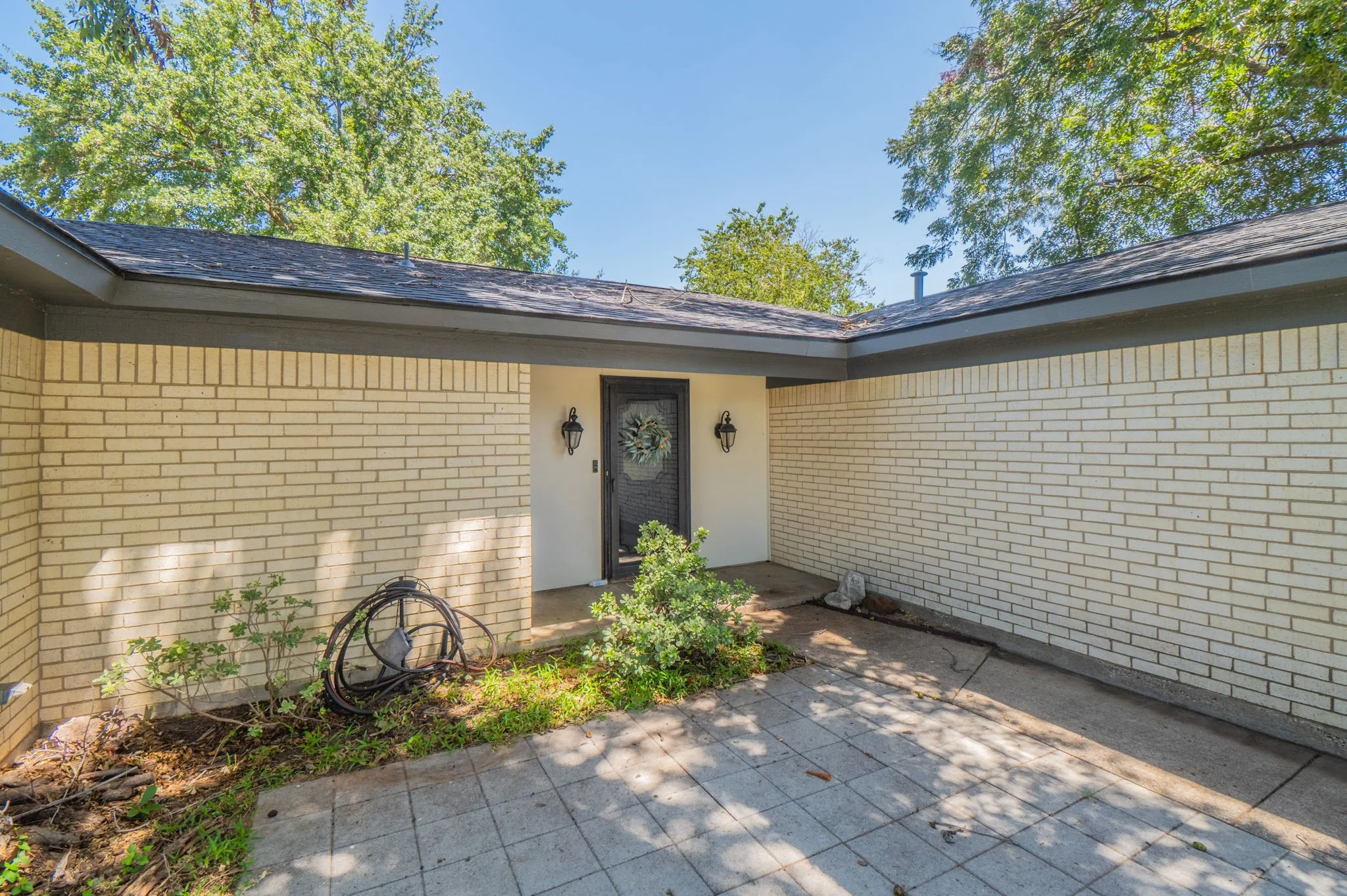 Single Family Residence For Rent in Tarrant County , 1701 Brookhaven Circle, Bedford, Texas 76022, 4 Bedroom, 2 Bathroom, 2 Garage spaces, 1,630 Sqft, built in 1976, mls#21364105, Real Estate Agent in Bedford, Homes For Rent in Tarrant county, Homes For Rent in Bedford, Realtor in Bedford Texas, Real Estate Brokerage Independent Realty Texas, Luminita Cordes Realtor