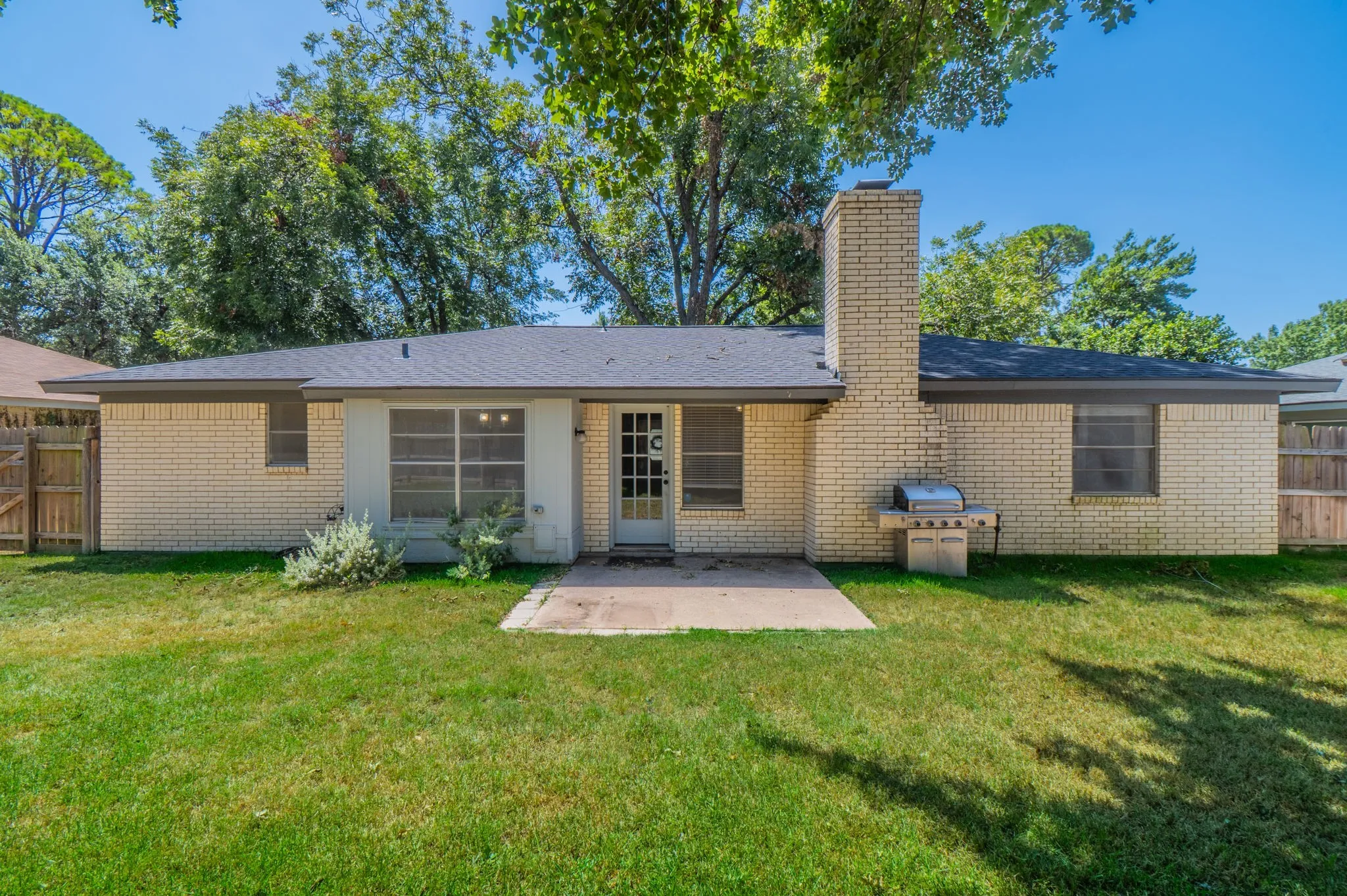 Single Family Residence For Rent in Tarrant County , 1701 Brookhaven Circle, Bedford, Texas 76022, 4 Bedroom, 2 Bathroom, 2 Garage spaces, 1,630 Sqft, built in 1976, mls#21364105, Real Estate Agent in Bedford, Homes For Rent in Tarrant county, Homes For Rent in Bedford, Realtor in Bedford Texas, Real Estate Brokerage Independent Realty Texas, Luminita Cordes Realtor