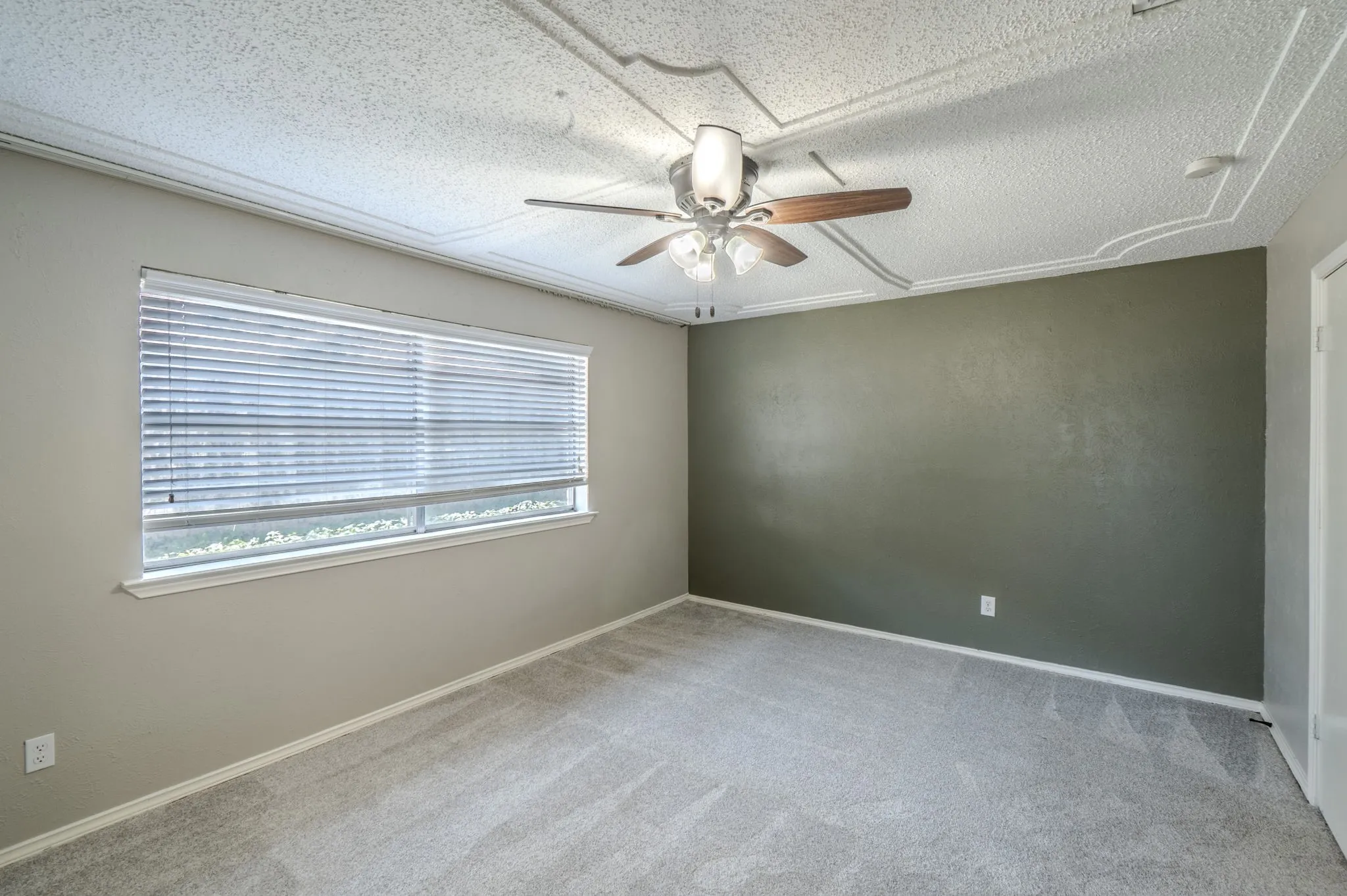 Single Family Residence For Rent in Tarrant County , 1701 Brookhaven Circle, Bedford, Texas 76022, 4 Bedroom, 2 Bathroom, 2 Garage spaces, 1,630 Sqft, built in 1976, mls#21364105, Real Estate Agent in Bedford, Homes For Rent in Tarrant county, Homes For Rent in Bedford, Realtor in Bedford Texas, Real Estate Brokerage Independent Realty Texas, Luminita Cordes Realtor