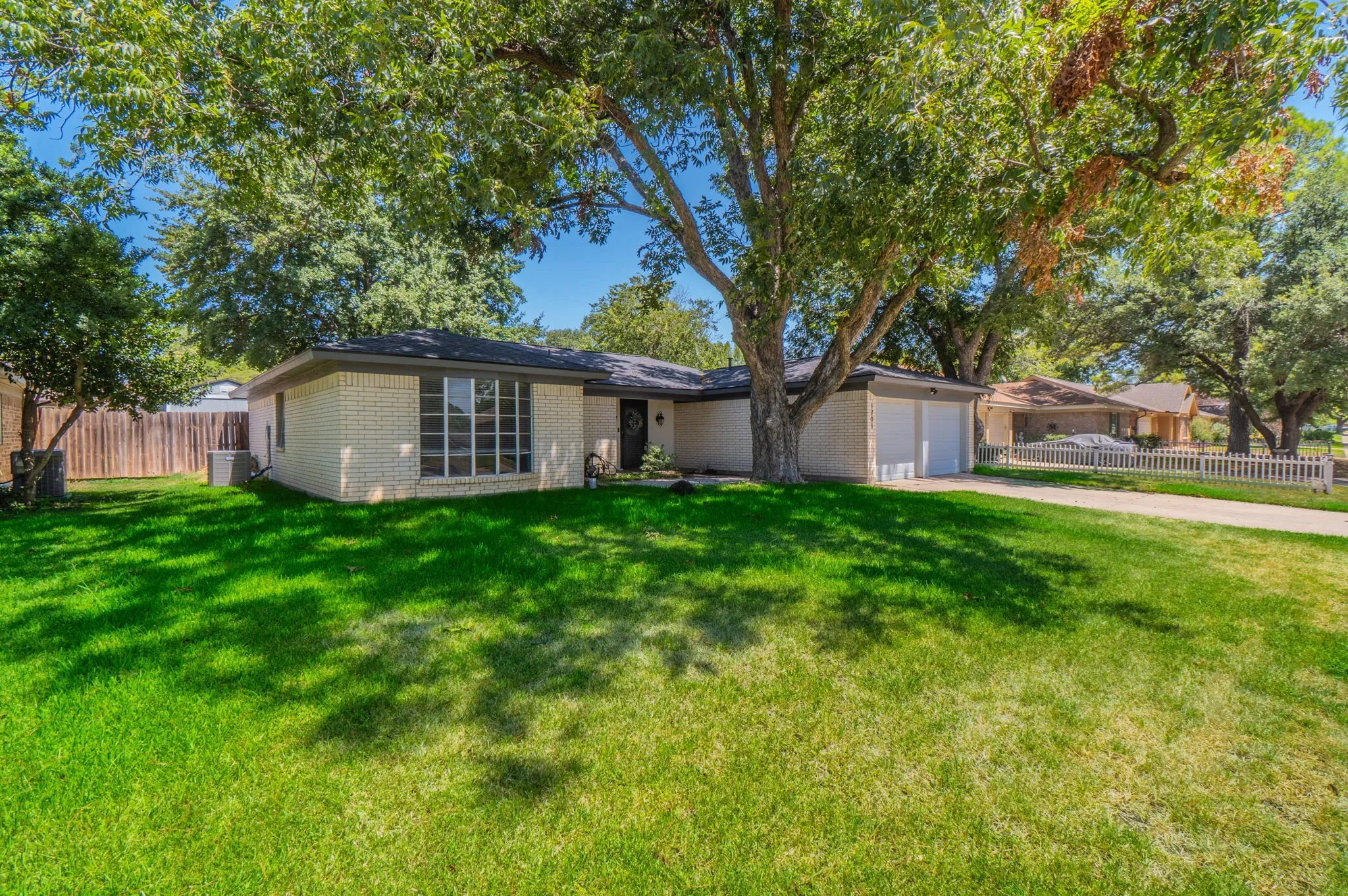 Single Family Residence For Rent in Tarrant County , 1701 Brookhaven Circle, Bedford, Texas 76022, 4 Bedroom, 2 Bathroom, 2 Garage spaces, 1,630 Sqft, built in 1976, mls#21364105, Real Estate Agent in Bedford, Homes For Rent in Tarrant county, Homes For Rent in Bedford, Realtor in Bedford Texas, Real Estate Brokerage Independent Realty Texas, Luminita Cordes Realtor