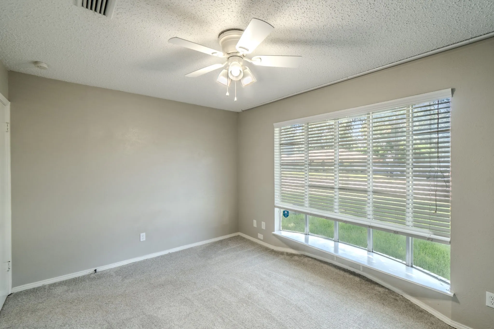 Single Family Residence For Rent in Tarrant County , 1701 Brookhaven Circle, Bedford, Texas 76022, 4 Bedroom, 2 Bathroom, 2 Garage spaces, 1,630 Sqft, built in 1976, mls#21364105, Real Estate Agent in Bedford, Homes For Rent in Tarrant county, Homes For Rent in Bedford, Realtor in Bedford Texas, Real Estate Brokerage Independent Realty Texas, Luminita Cordes Realtor