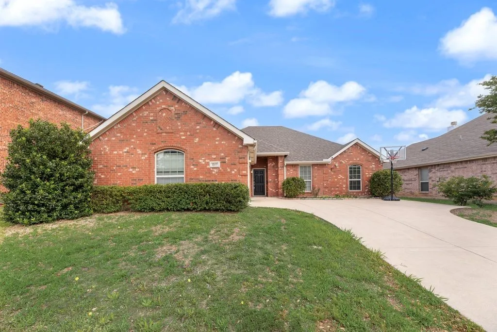 Single Family Residence For Sale in Tarrant County , 1517 White Willow Lane, Arlington, Texas 76002, 3 Bedroom, 2 Bathroom, 2 Garage spaces, 1,914 Sqft, built in 2008, mls#21364122, Real Estate Agent in Arlington, Homes For Sale in Tarrant county, Homes For Sale in Arlington, Realtor in Arlington Texas, Real Estate Brokerage Independent Realty Texas, Luminita Cordes Realtor