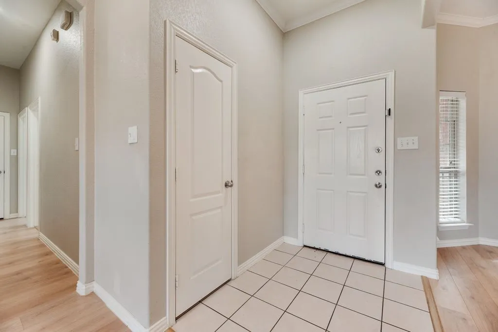 Single Family Residence For Sale in Tarrant County , 1517 White Willow Lane, Arlington, Texas 76002, 3 Bedroom, 2 Bathroom, 2 Garage spaces, 1,914 Sqft, built in 2008, mls#21364122, Real Estate Agent in Arlington, Homes For Sale in Tarrant county, Homes For Sale in Arlington, Realtor in Arlington Texas, Real Estate Brokerage Independent Realty Texas, Luminita Cordes Realtor