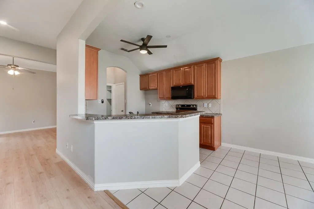 Single Family Residence For Sale in Tarrant County , 1517 White Willow Lane, Arlington, Texas 76002, 3 Bedroom, 2 Bathroom, 2 Garage spaces, 1,914 Sqft, built in 2008, mls#21364122, Real Estate Agent in Arlington, Homes For Sale in Tarrant county, Homes For Sale in Arlington, Realtor in Arlington Texas, Real Estate Brokerage Independent Realty Texas, Luminita Cordes Realtor
