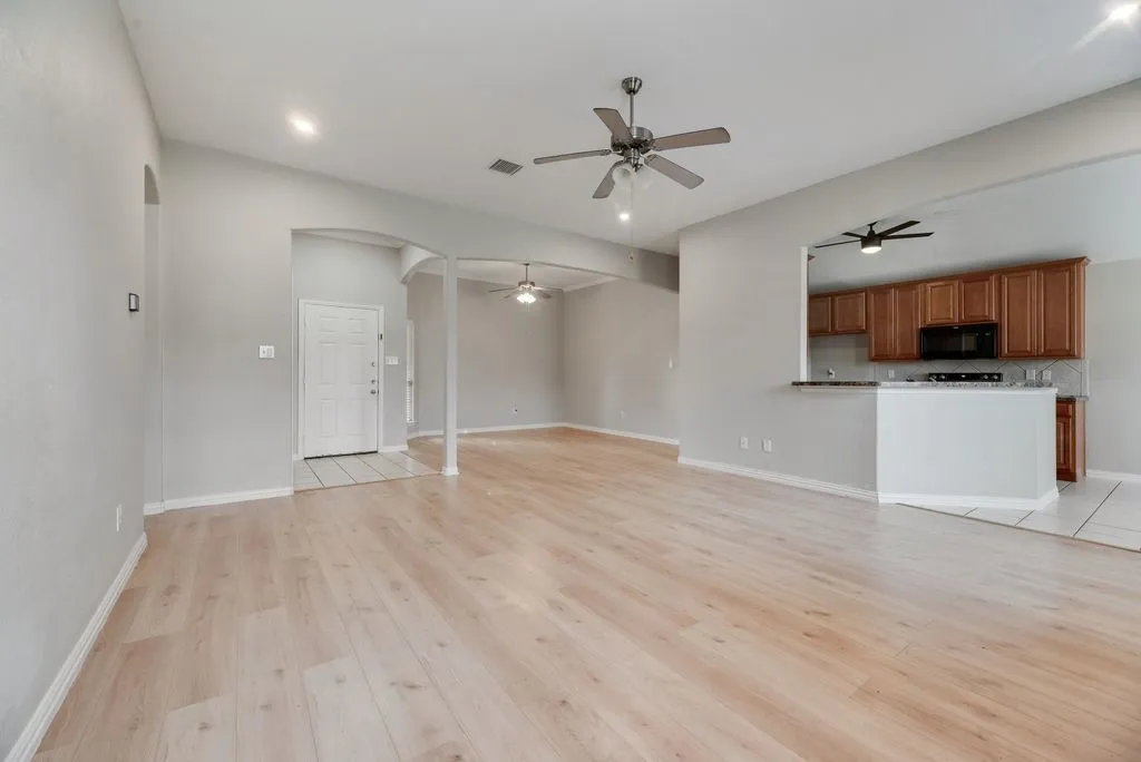 Single Family Residence For Sale in Tarrant County , 1517 White Willow Lane, Arlington, Texas 76002, 3 Bedroom, 2 Bathroom, 2 Garage spaces, 1,914 Sqft, built in 2008, mls#21364122, Real Estate Agent in Arlington, Homes For Sale in Tarrant county, Homes For Sale in Arlington, Realtor in Arlington Texas, Real Estate Brokerage Independent Realty Texas, Luminita Cordes Realtor