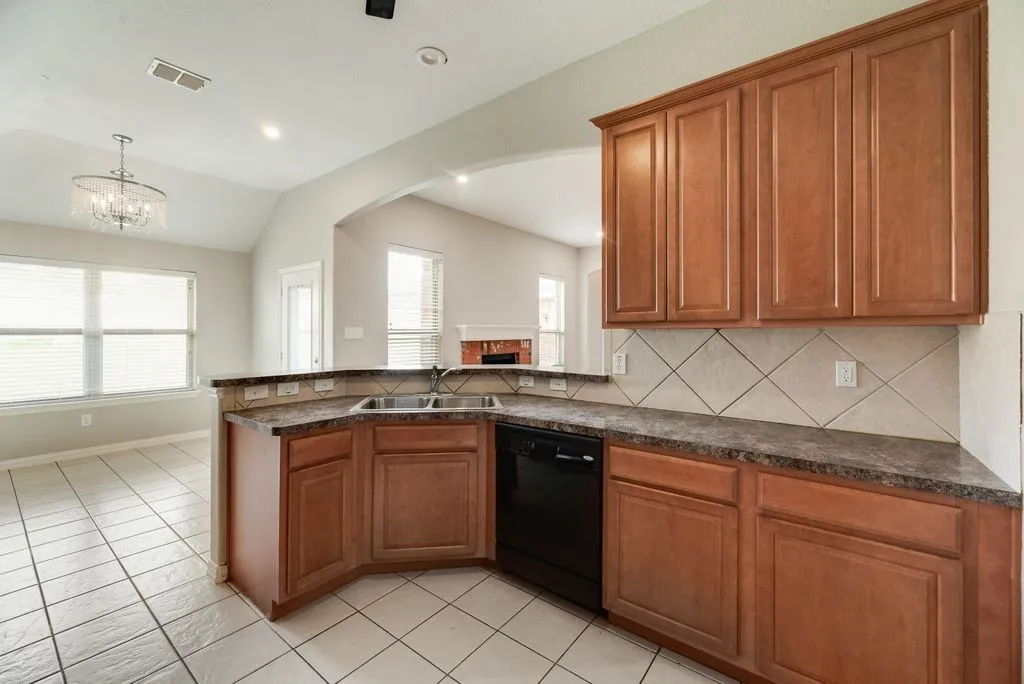 Single Family Residence For Sale in Tarrant County , 1517 White Willow Lane, Arlington, Texas 76002, 3 Bedroom, 2 Bathroom, 2 Garage spaces, 1,914 Sqft, built in 2008, mls#21364122, Real Estate Agent in Arlington, Homes For Sale in Tarrant county, Homes For Sale in Arlington, Realtor in Arlington Texas, Real Estate Brokerage Independent Realty Texas, Luminita Cordes Realtor