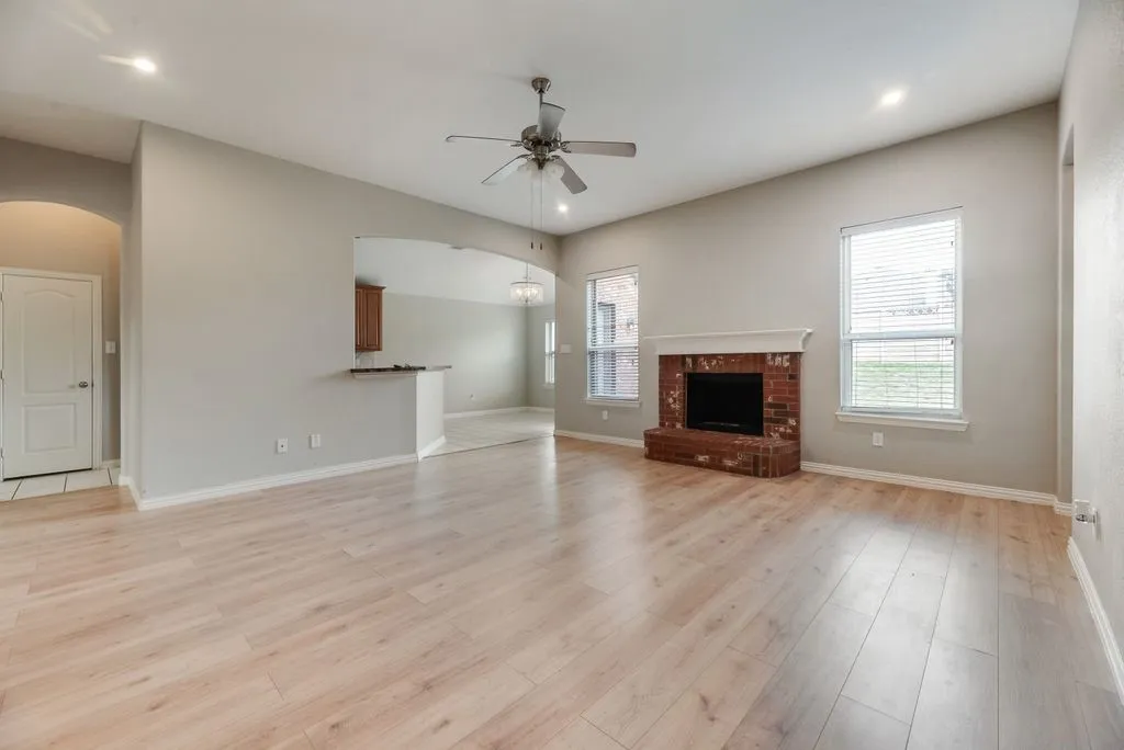 Single Family Residence For Sale in Tarrant County , 1517 White Willow Lane, Arlington, Texas 76002, 3 Bedroom, 2 Bathroom, 2 Garage spaces, 1,914 Sqft, built in 2008, mls#21364122, Real Estate Agent in Arlington, Homes For Sale in Tarrant county, Homes For Sale in Arlington, Realtor in Arlington Texas, Real Estate Brokerage Independent Realty Texas, Luminita Cordes Realtor