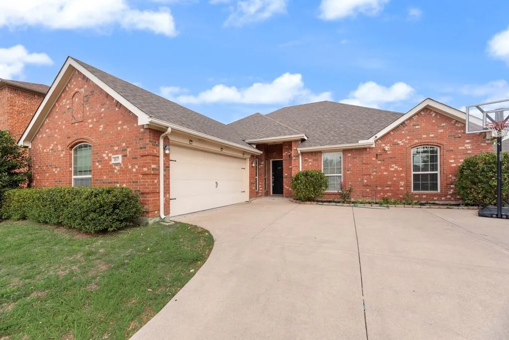 Single Family Residence For Sale in Tarrant County , 1517 White Willow Lane, Arlington, Texas 76002, 3 Bedroom, 2 Bathroom, 2 Garage spaces, 1,914 Sqft, built in 2008, mls#21364122, Real Estate Agent in Arlington, Homes For Sale in Tarrant county, Homes For Sale in Arlington, Realtor in Arlington Texas, Real Estate Brokerage Independent Realty Texas, Luminita Cordes Realtor