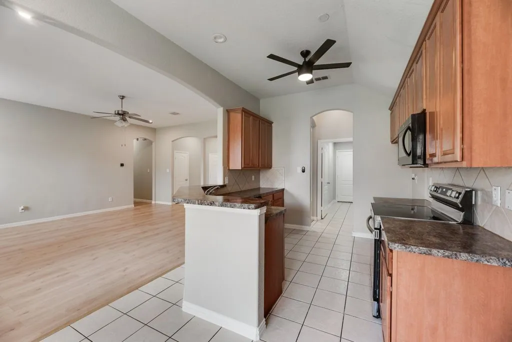 Single Family Residence For Sale in Tarrant County , 1517 White Willow Lane, Arlington, Texas 76002, 3 Bedroom, 2 Bathroom, 2 Garage spaces, 1,914 Sqft, built in 2008, mls#21364122, Real Estate Agent in Arlington, Homes For Sale in Tarrant county, Homes For Sale in Arlington, Realtor in Arlington Texas, Real Estate Brokerage Independent Realty Texas, Luminita Cordes Realtor