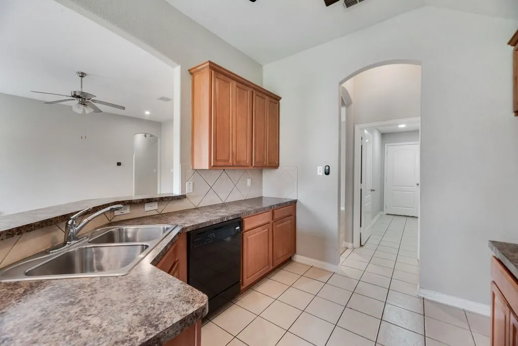 Single Family Residence For Sale in Tarrant County , 1517 White Willow Lane, Arlington, Texas 76002, 3 Bedroom, 2 Bathroom, 2 Garage spaces, 1,914 Sqft, built in 2008, mls#21364122, Real Estate Agent in Arlington, Homes For Sale in Tarrant county, Homes For Sale in Arlington, Realtor in Arlington Texas, Real Estate Brokerage Independent Realty Texas, Luminita Cordes Realtor